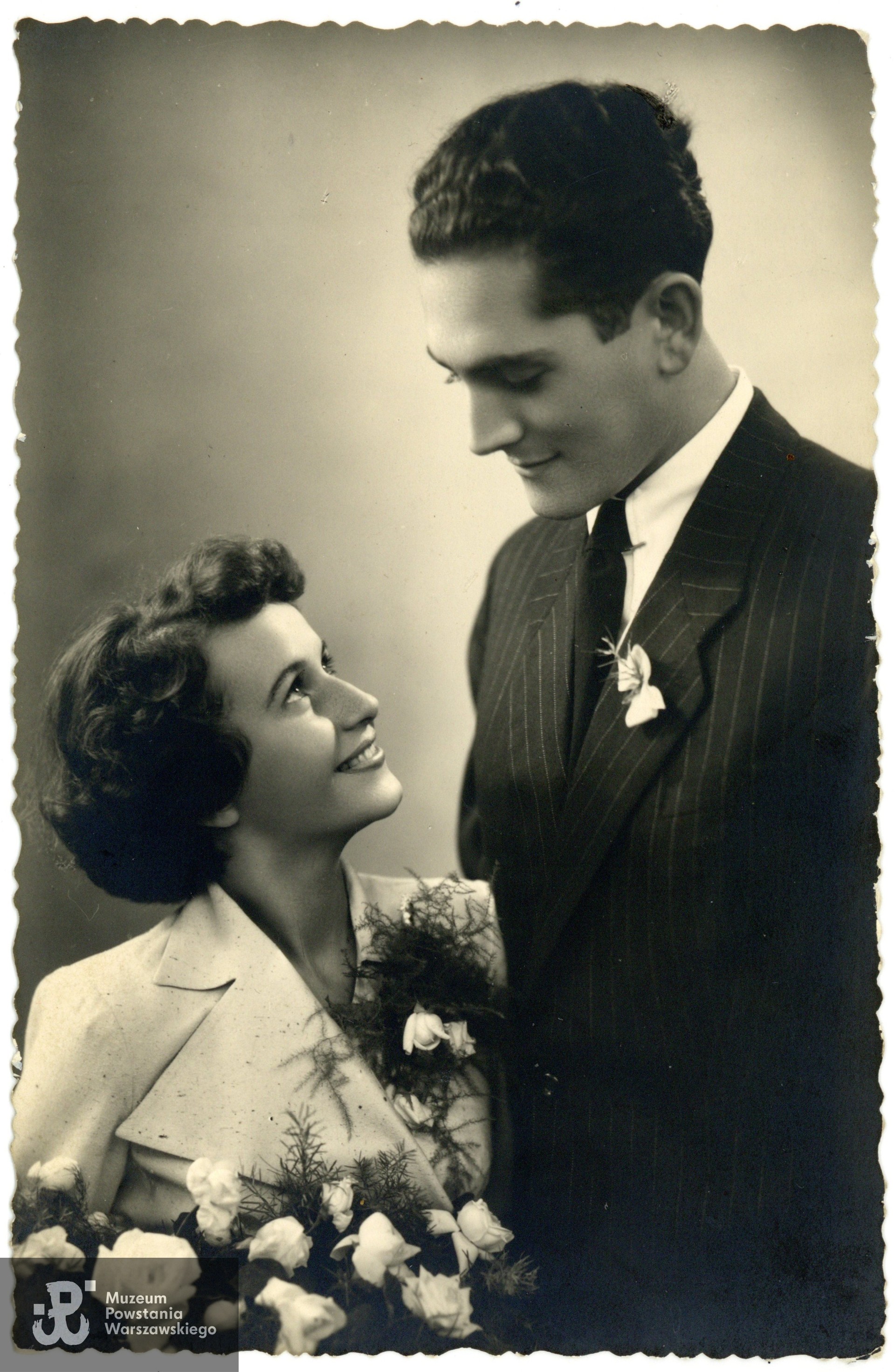 Włodzimierz Wiśniewski ps. Cygan, fotografia ślubna wykonana po wojnie. Ze zbiorów rodzinnych pp. Rankowskich, udostępnił p. Łukasz Grabałowski, wnuk p. Bogumiły Kulik z d. Rankowskiej. Skan wykonano w Muzeum Powstania Warszawskiego, 2024.