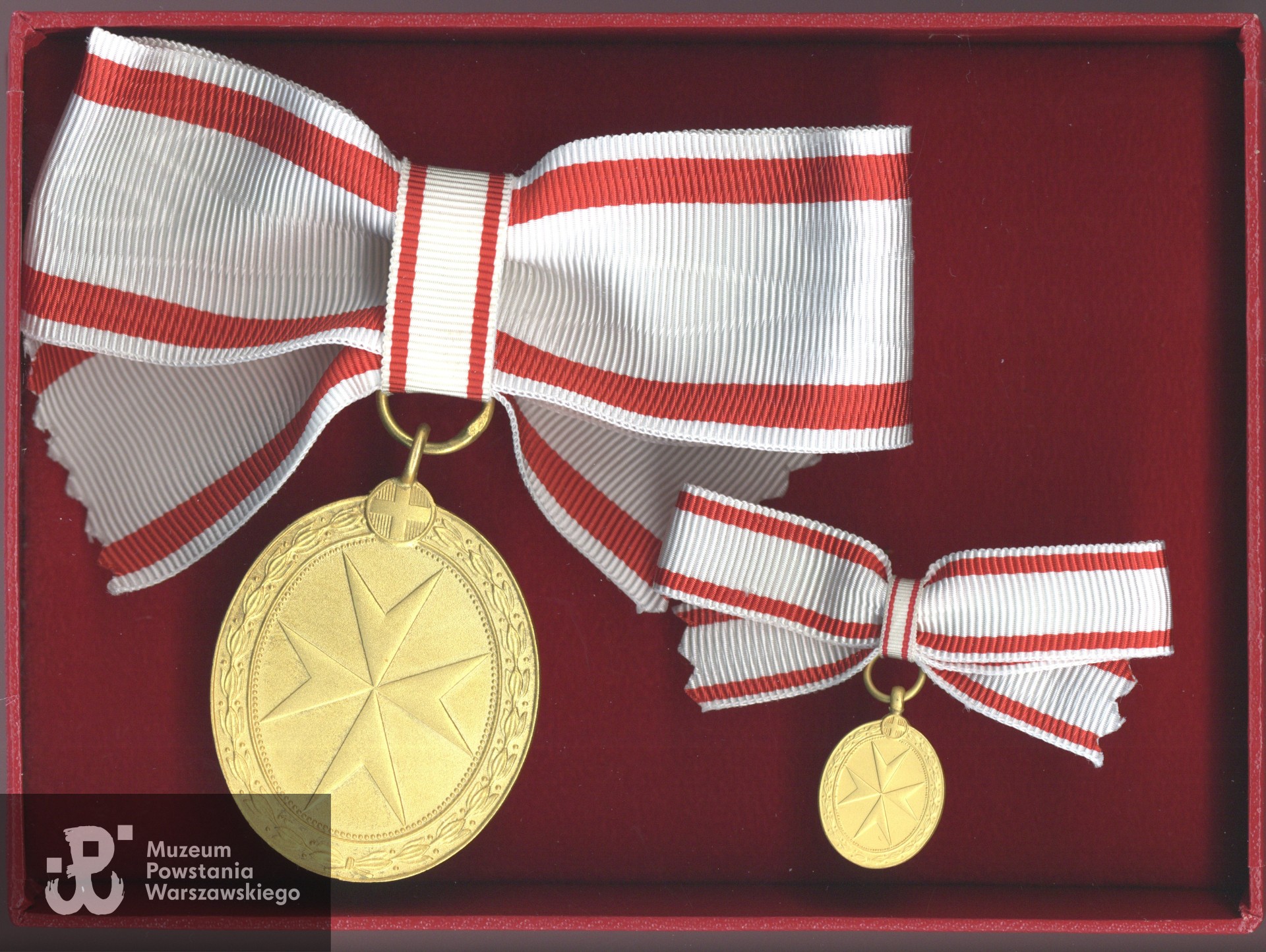 Złoty Medal pro Merito Melitensi (2025).   Udostępniła p. Magdalena Bogdan, córka Zofii Bogdan.