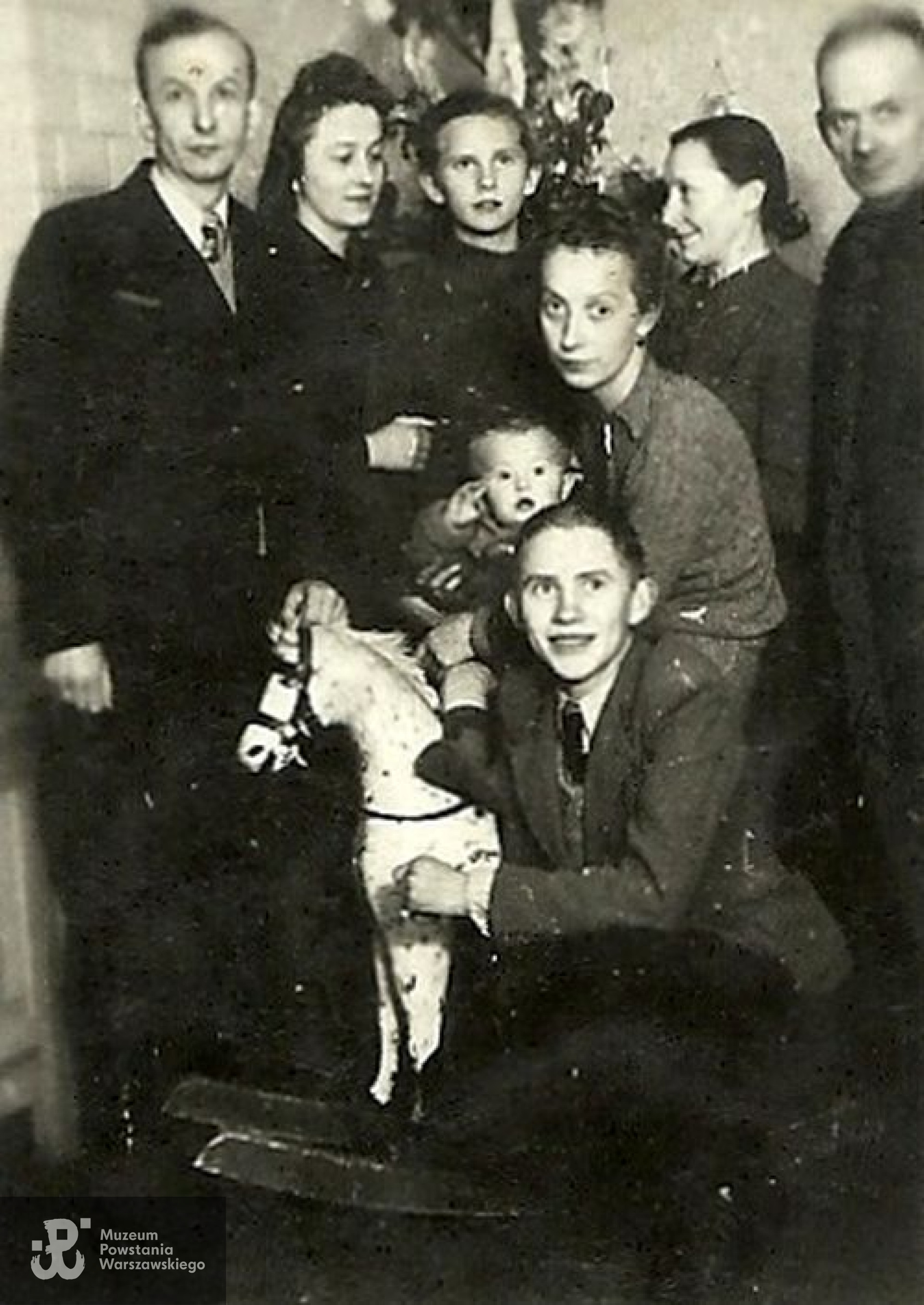 Boże Narodzenie 1943 - ostatnie w Polsce. Janusz  na dole, u góry (pośrodku) siostra Alina. Zdjęcie z archiwum rodzinnego Doroty Kubisz - Butyńskiej