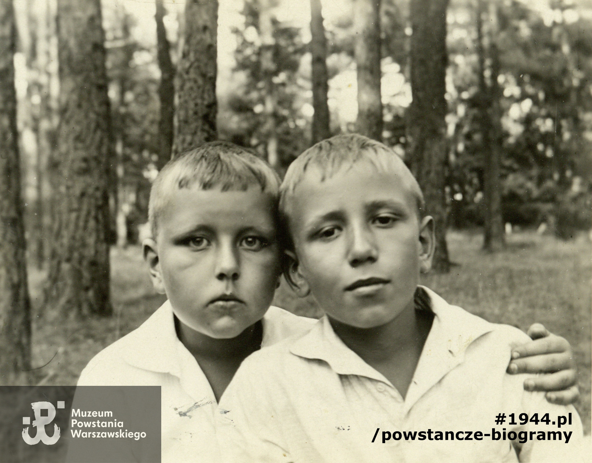 Wakacje w Józefowie, 1932 rok. Tadeusz Kwapisz (po prawej) ze swoim przyjacielem  Stefanem  Królikowskim (w czasie wojny żołnierzem  "Parasola" o ps. „Hipek”, poległym w wieku 21  lat  w  akcji przeciwko mjr. SS i tajnej policji Walterowi Stammowi - 06.05.1944). Na rewersie opis: "Dwaj przyjaciele do końca". Fot. z archiwum rodzinnego