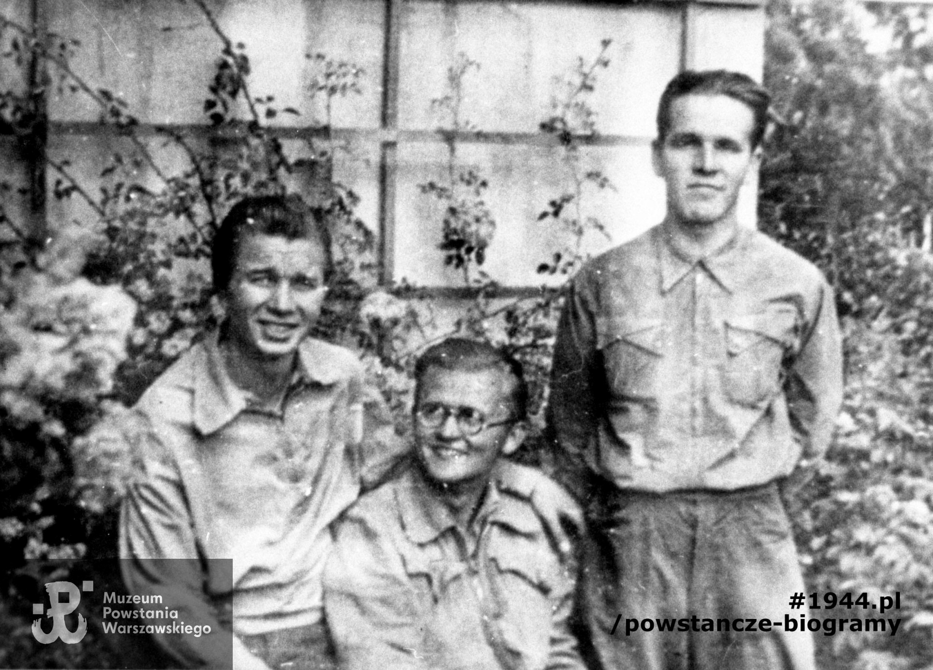 Fotografia ze zbiorów Muzeum Powstania Warszawskiego, sygn. MPW-IH/1107 przedstawiająca żołnierzy "Baszty" - "Mirza" (Stanisław Kubalski), "Tadeusz" (?), "Cyt" (Przemysław Dąbrowski)