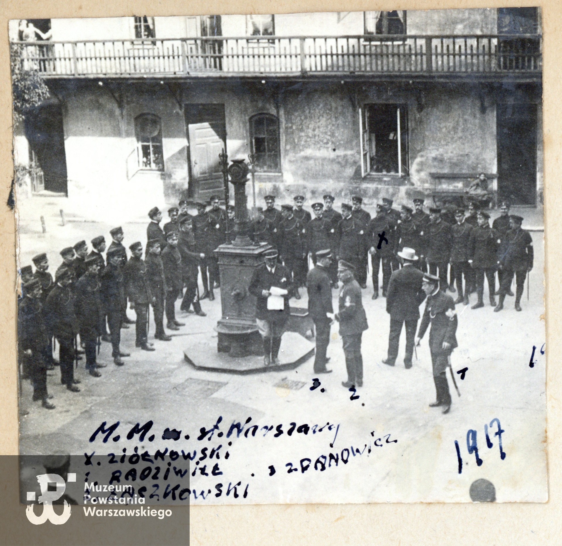 1937 rok. Józef Ziółkowski zaznaczony "X"