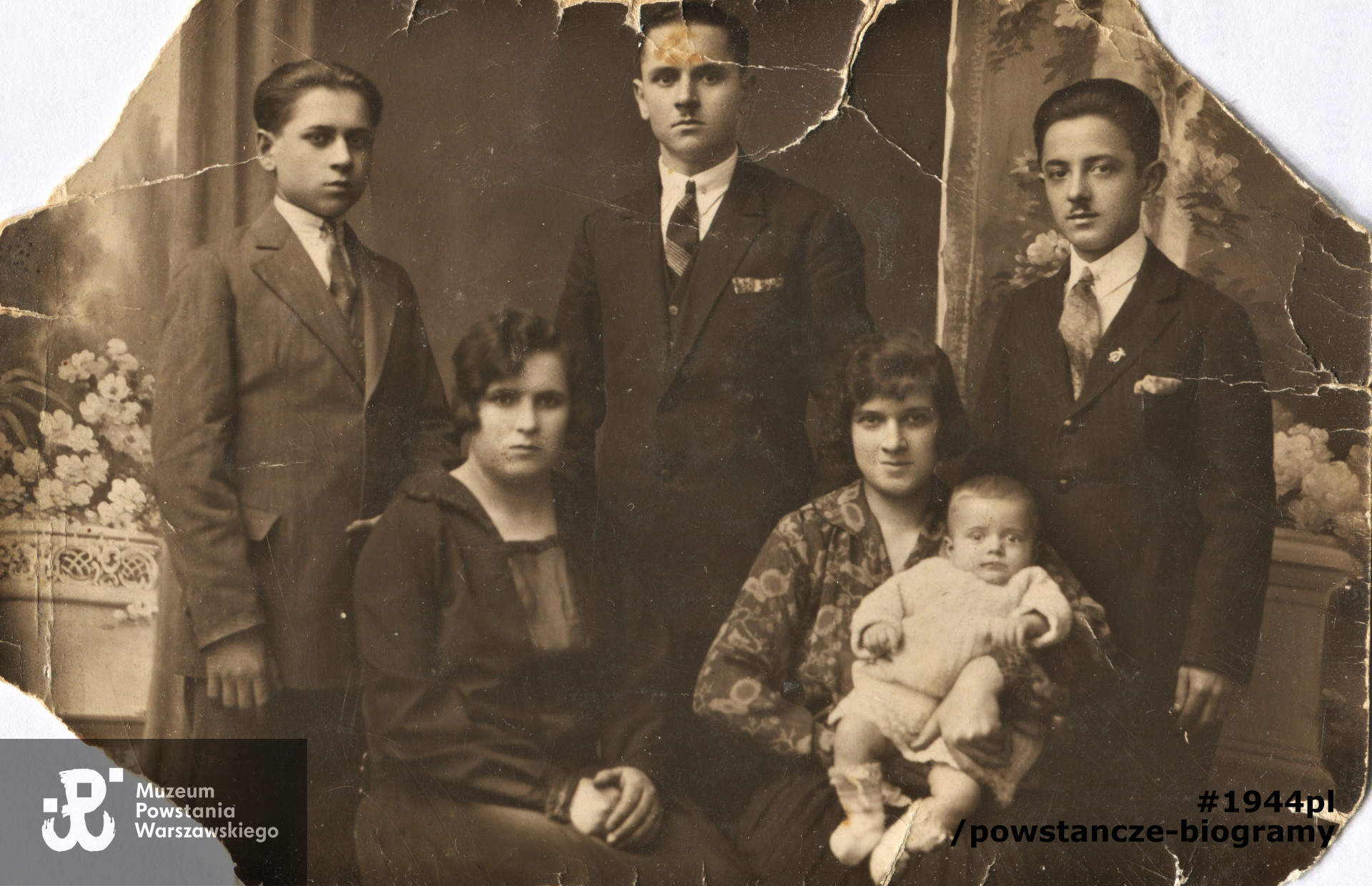 Zdjęcie rodzinne wykonane w roku  1928: 25-letni Seweryn Łubieński widoczny  pierwszy od prawej  przy żonie i synu. Szczegółowy opis wszystkich osób na zdjęciu i ich losów dostępny <a href =  https://f.1944.pl/BiogramFiles/9/0/9/909506723ce44c6233bf1b6cafb7a959.pdf> >>> TUTAJ. </a> Fot. ze zbiorów rodzinnych p. Piotra Łubieńskiego ps. "Andrzej"