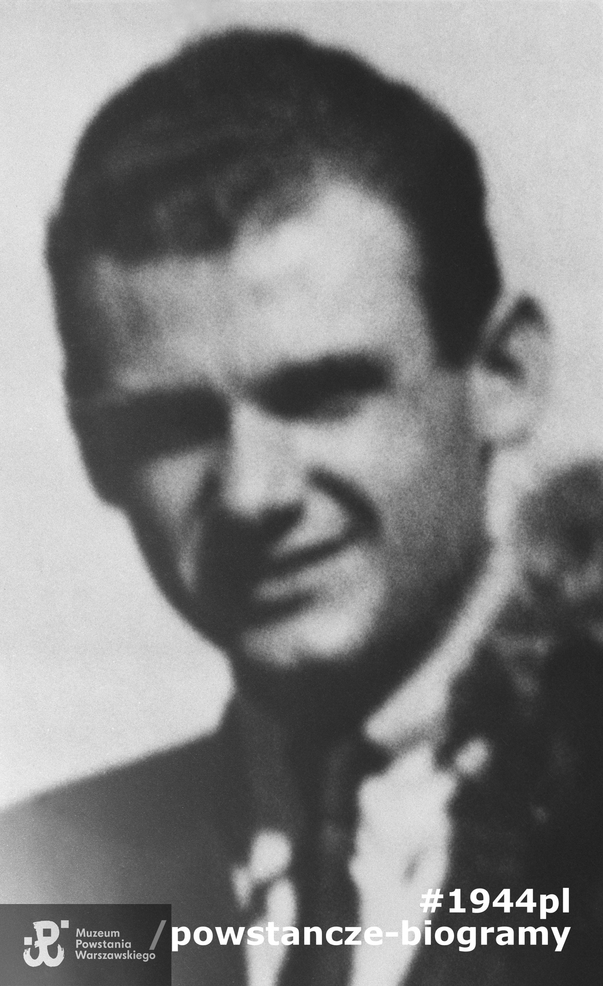  Fotografia portretowa ze zbiorów Muzeum Powstania Warszawskiego, katalog "batalion ZOŚKA". Ujęcie tożsame: sygn. MPW-IK/4329