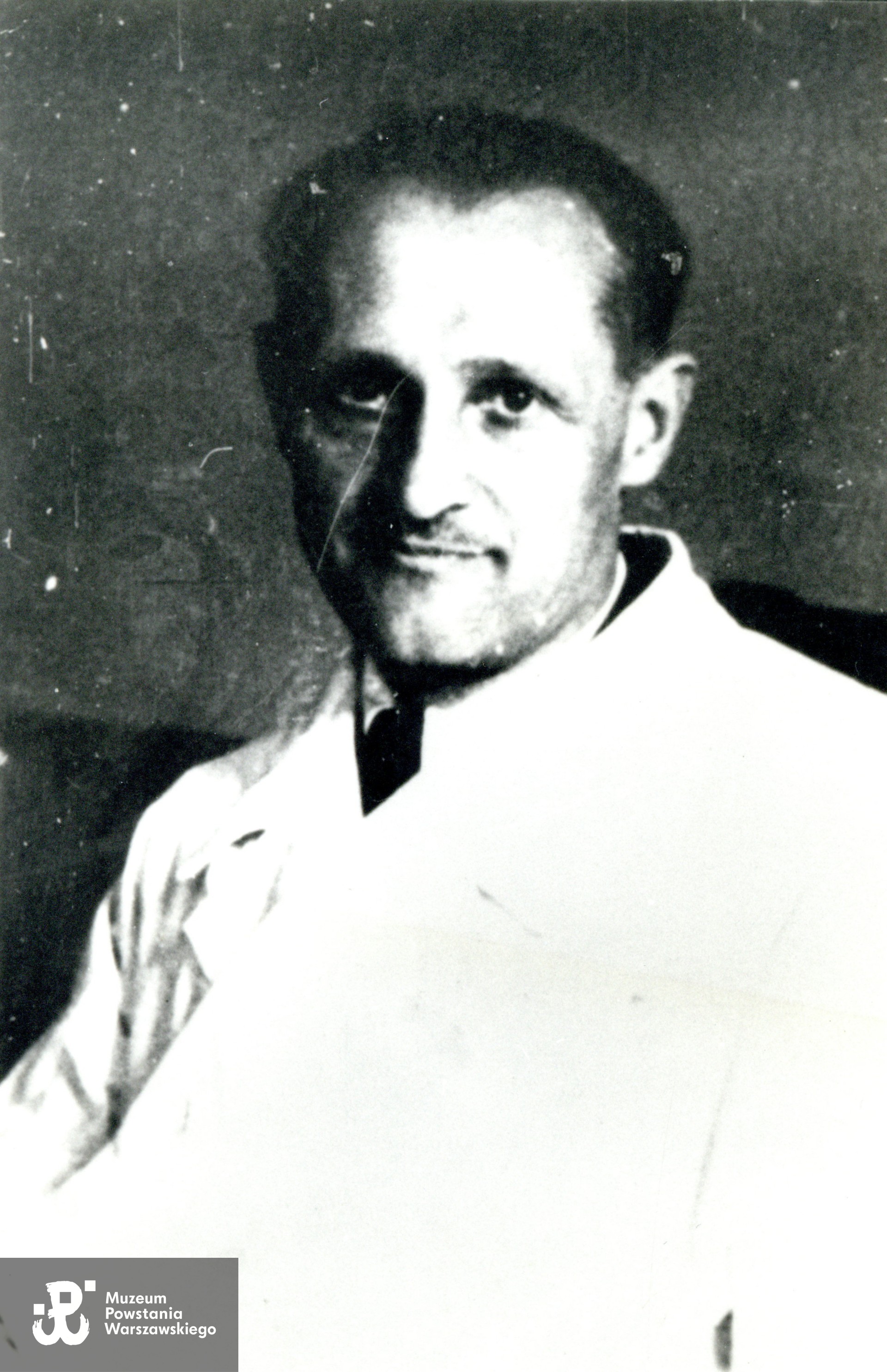 Doktor Józef Marian Piasecki - jedna z ostatnich fotografii, lata 40-te. Fot. ze zbiorów prywatnych, do wykonania skanów  udostępnił p. Maciej Krajewski. Skany wykonano w Muzeum Powstania Warszawskiego, 07/2025