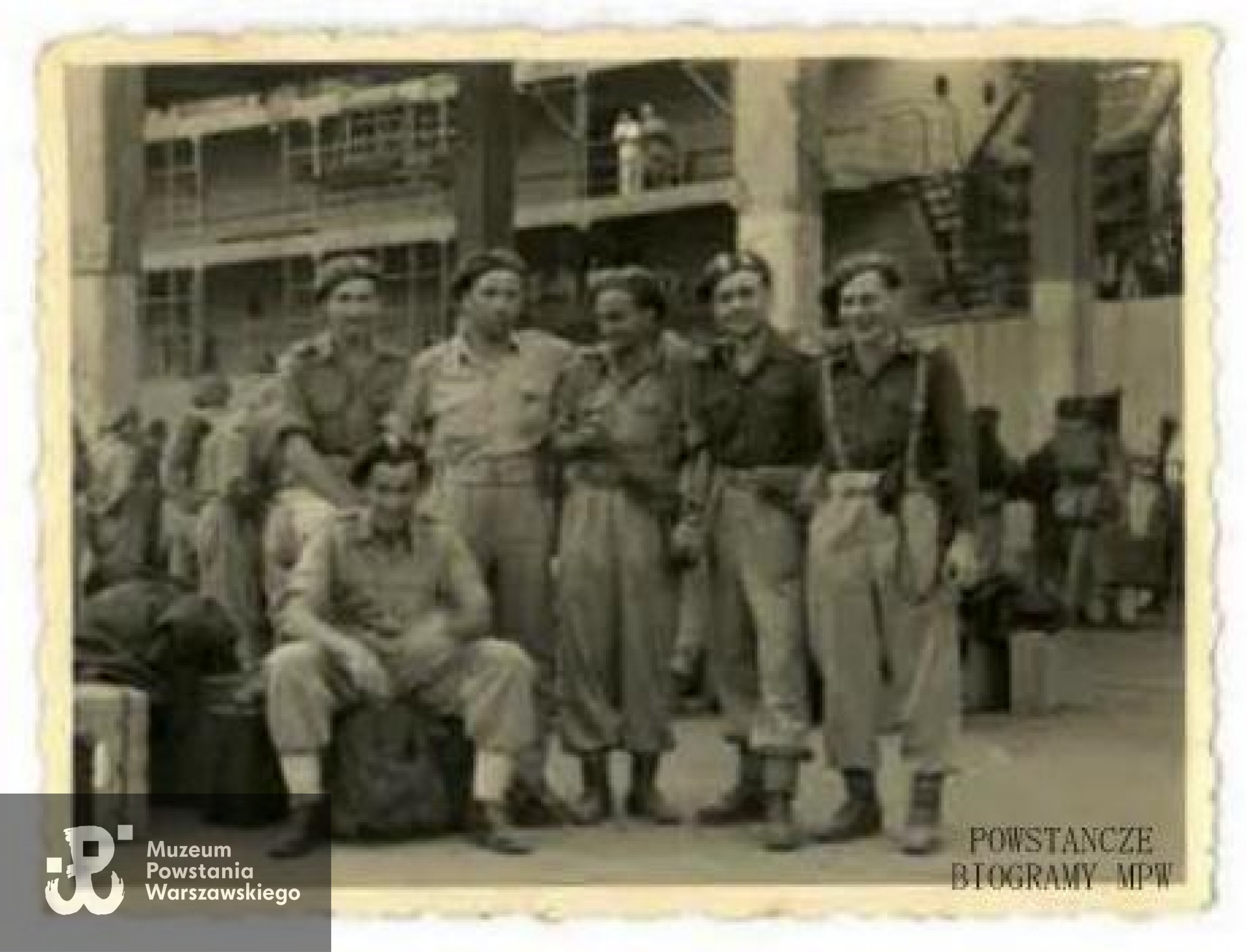 Włodzimierz Dmochowski "Pobóg" - siedzący, pierwszy z lewej. Fot. z archiwum rodzinnego Wojciecha Dmochowskiego.