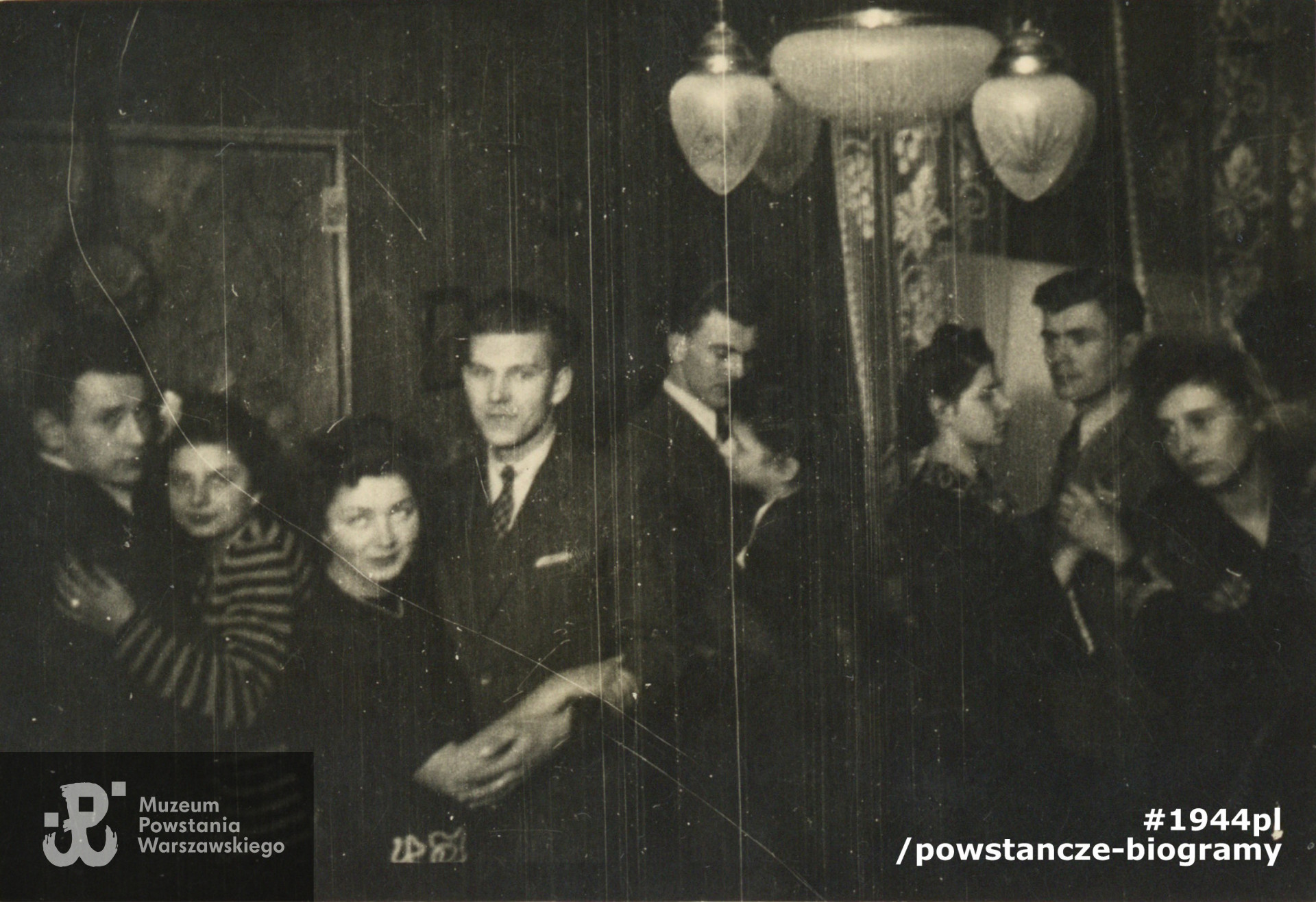 Okres okupacji niemieckiej w Warszawie, 1942 roku. Na zdjęciu Wanda Jeziorek (trzecia od lewej) i Tadeusz Trębiński  „Czambori” (1922-1944).  Fot. ze zbiorów  rodzinnych p. Wandy Jeziorek -  Zniewierowskiej, udostępniła córka, p. Anna Zniewierowska - Chruściel.