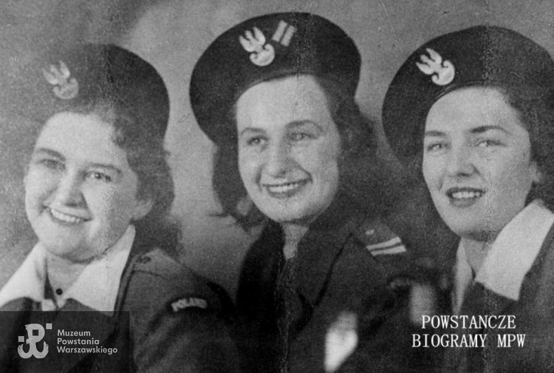 W środku Mirosława Szeromska, obok Alicja Wróblewska ps. "Juliszka" (pierwsza z prawej). Fot. AR MPW