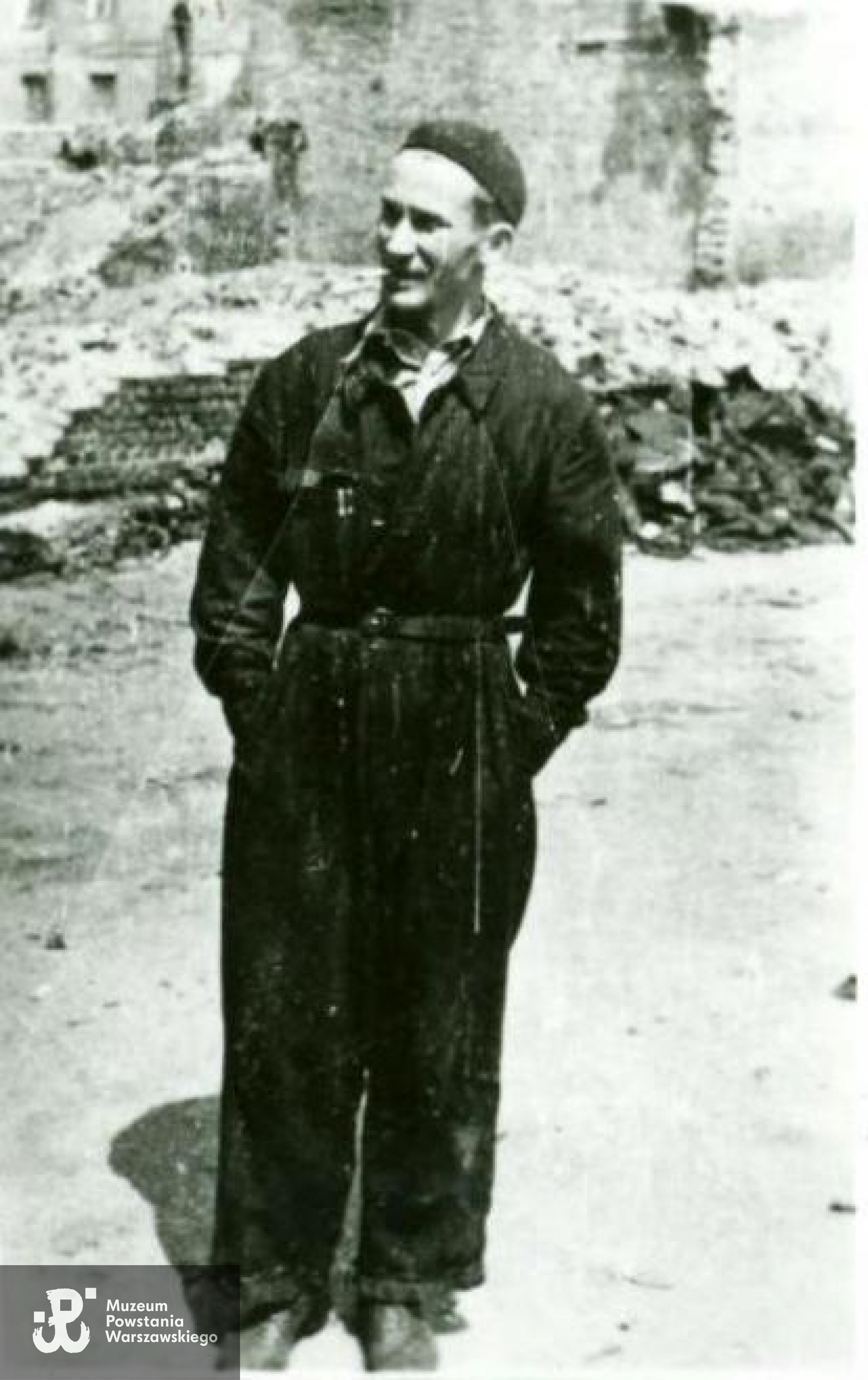 Jan Kozubek (1944 rok) w warsztatach samochodowych przy ul. Grzybowskiej. Ze zbiorów Urszuli Katarzyńskiej-Ballner / MPW