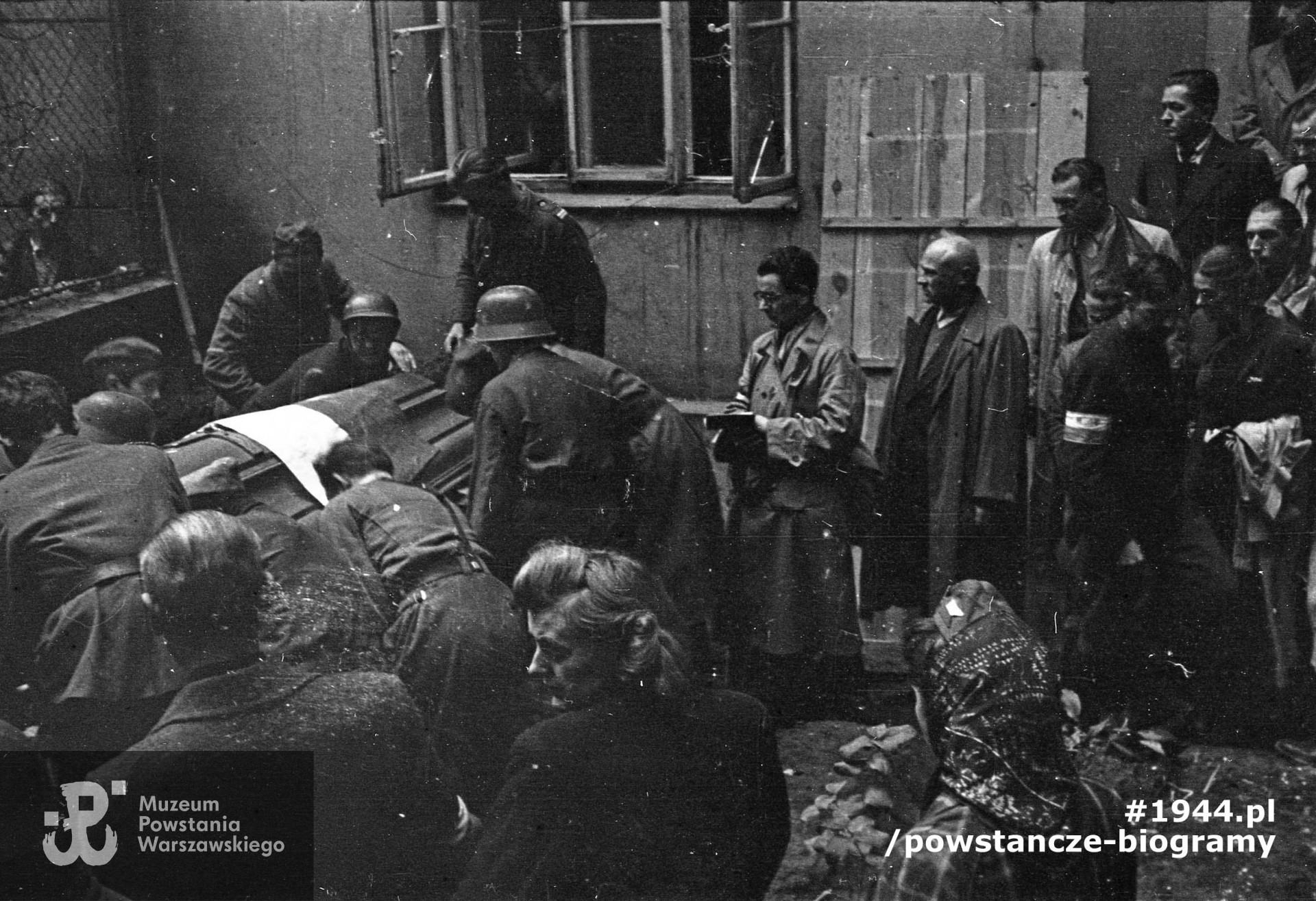 Fotografia z Powstania Warszawskiego, II połowa września 1944 r.  Pogrzeb kpr. pchor. Bohdana Sobocińskiego, syna płk Albina Sobocińskiego "Roland" z OW - KB na podwórzu kamienicy Szopena 16. Autorem zdjęcia jest Marian Grabski "Wyrwa". Fot. ze zbiorów Muzeum Powstania Warszawskiego