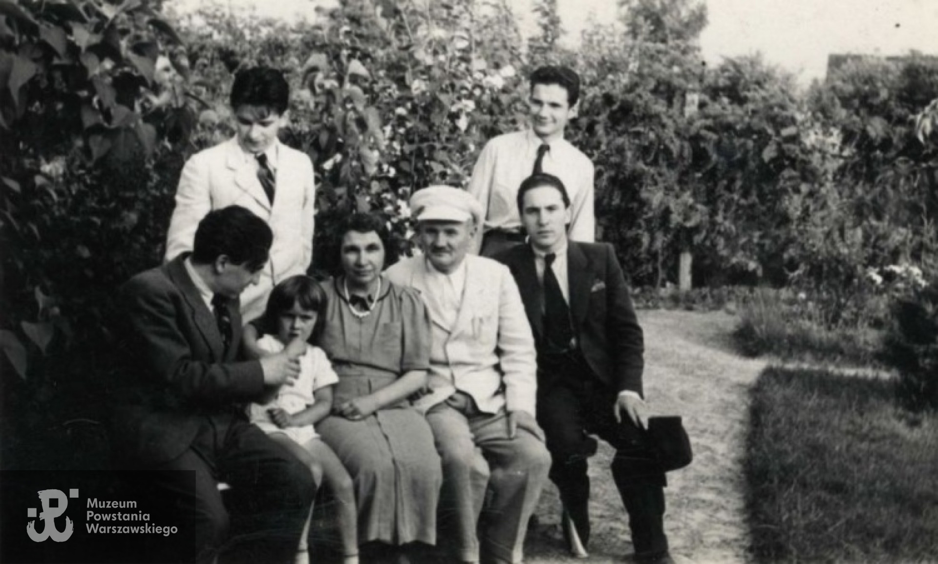 Zdjęcie z archiwum rodzinnego Teresy Chrostowskiej - Sawickiej : Andrzej ( stojący po lewej), Henryk ( po prawej), pośrodku rodzice Anna i Edward Chrostowscy.