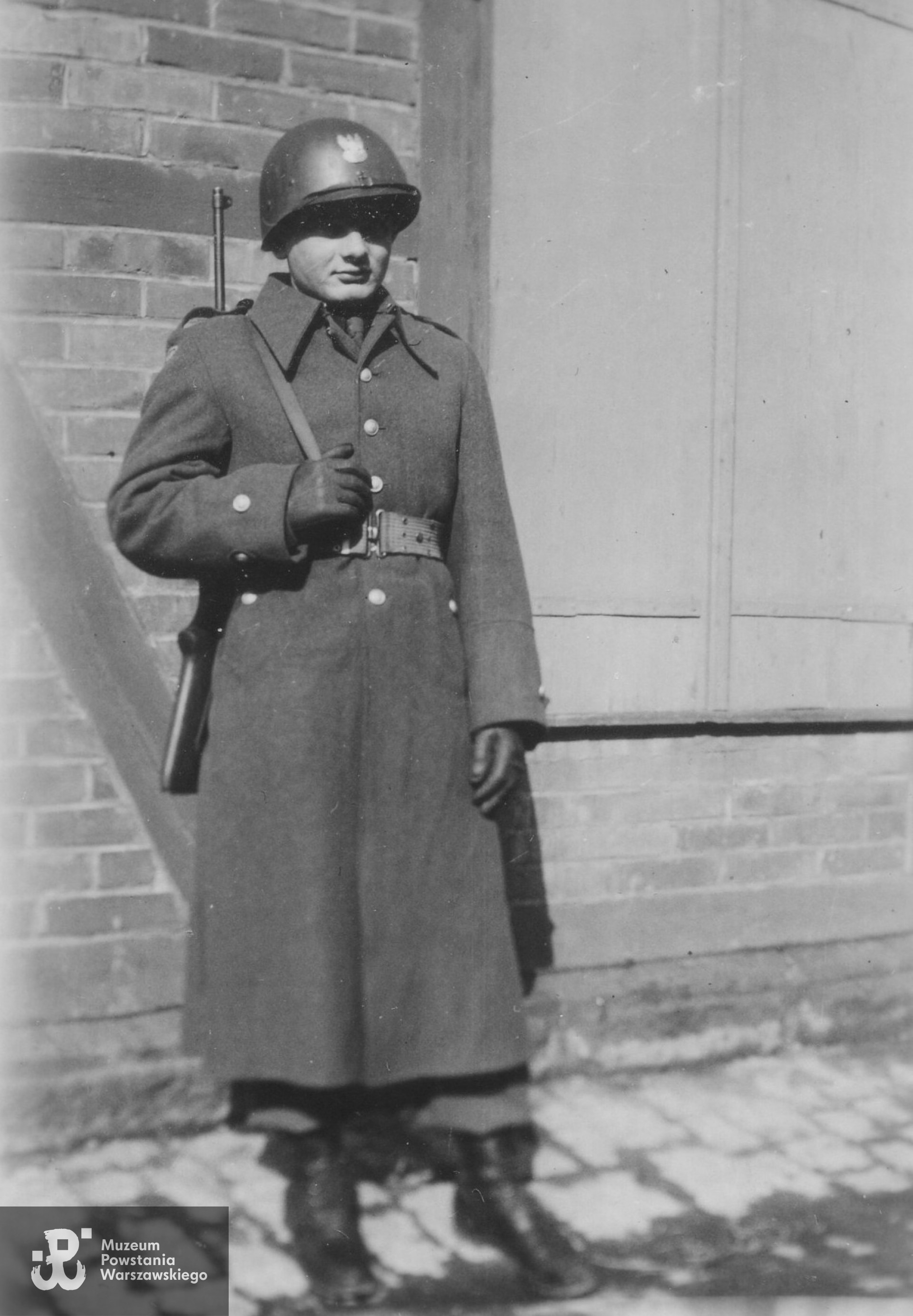 Podczas służby w kompanii wartowniczej przy wojsku amerykańskim.  Fot. ze zbiorów rodzinnych p. Tadeusza Waleriana Bobrowskiego. 