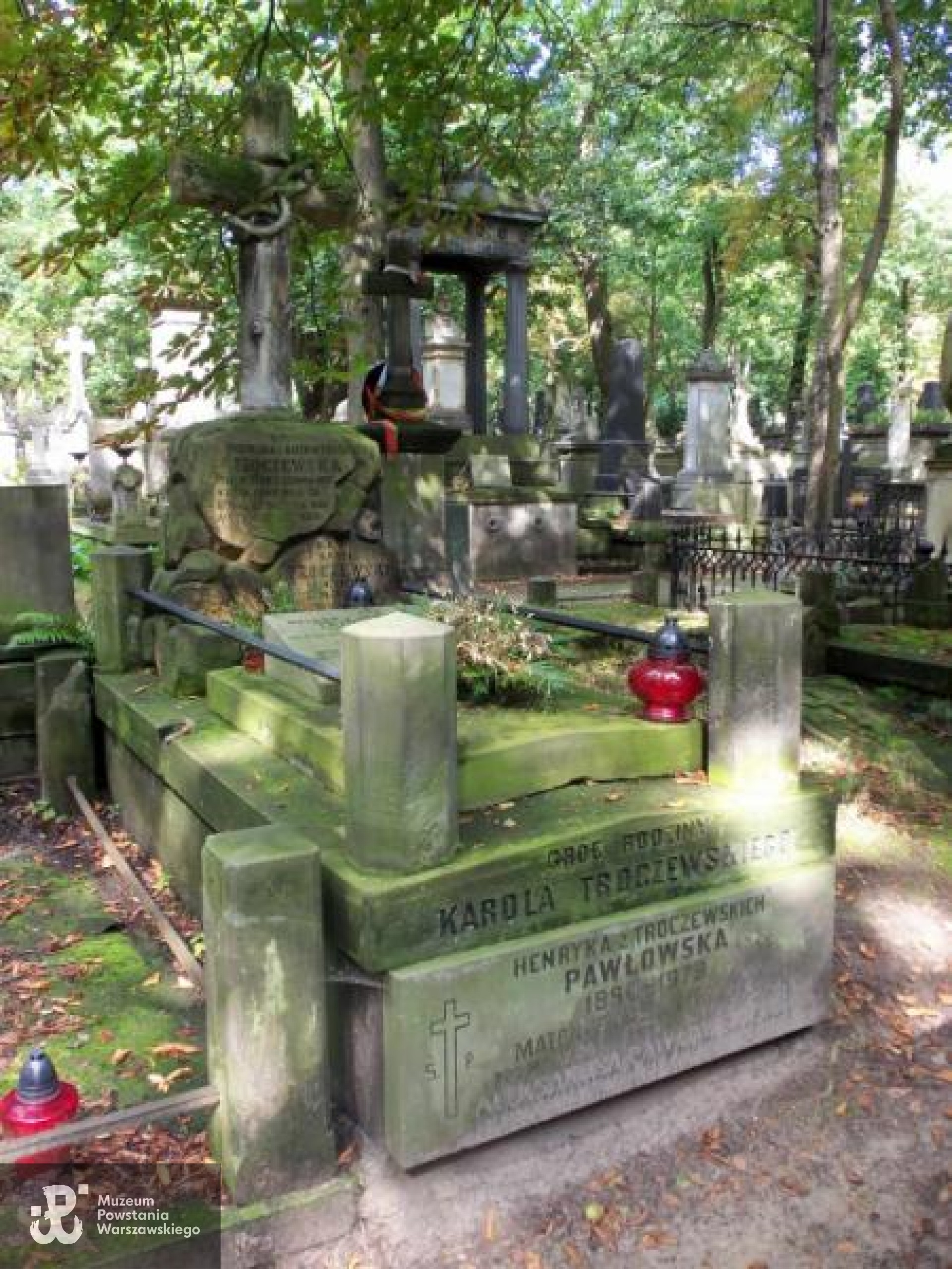 Fot. Warszawskie Zabytkowe Pomniki Nagrobne:  serwis mapowy m. st. Warszawy: <i>cmentarze.um.warszawa.pl</i>