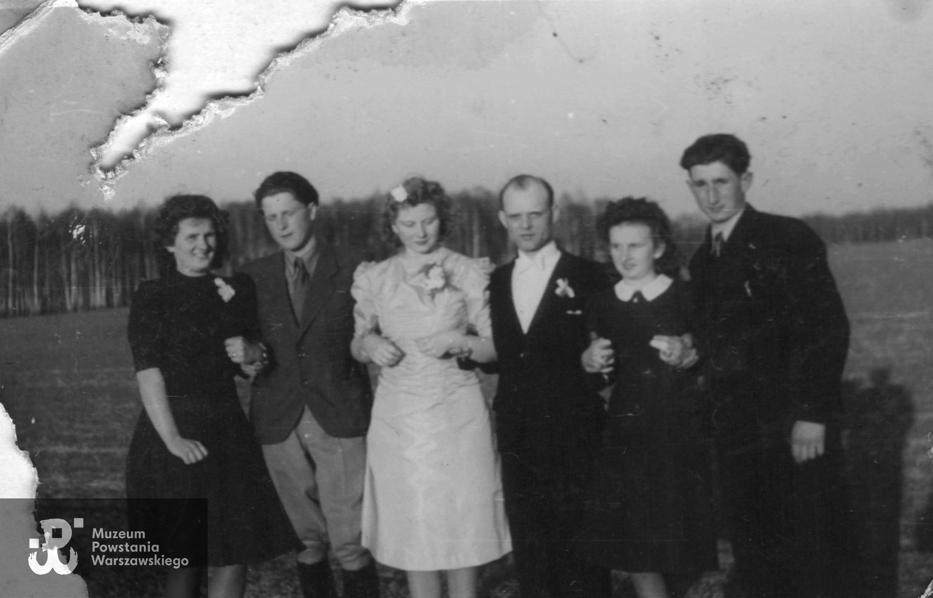 Wiesław Baranowski (drugi z lewej) ze znajomymi. Fot. ze zbiorów rodzinnych, skan udostępnił p. Sebastian Baranowski, wnuk Powstańca [7]