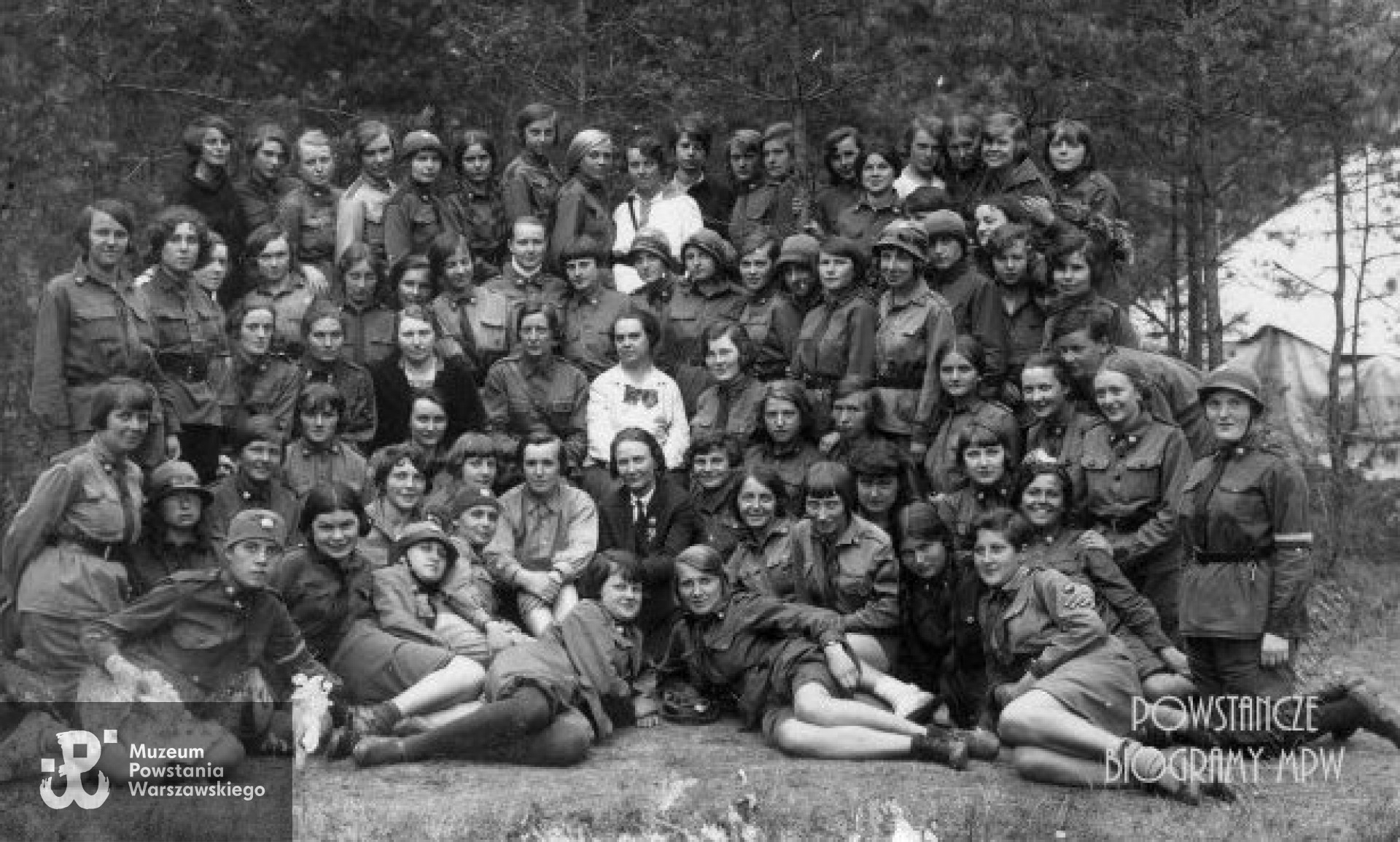 Grupa członkiń i instruktorek Organizacji Przysposobienia Kobiet do Obrony Kraju na letnim obozie w Koszewnikach. W środku Komendantka Naczelna PWK Maria Wittek. 1931 rok. Fot. domena publiczna