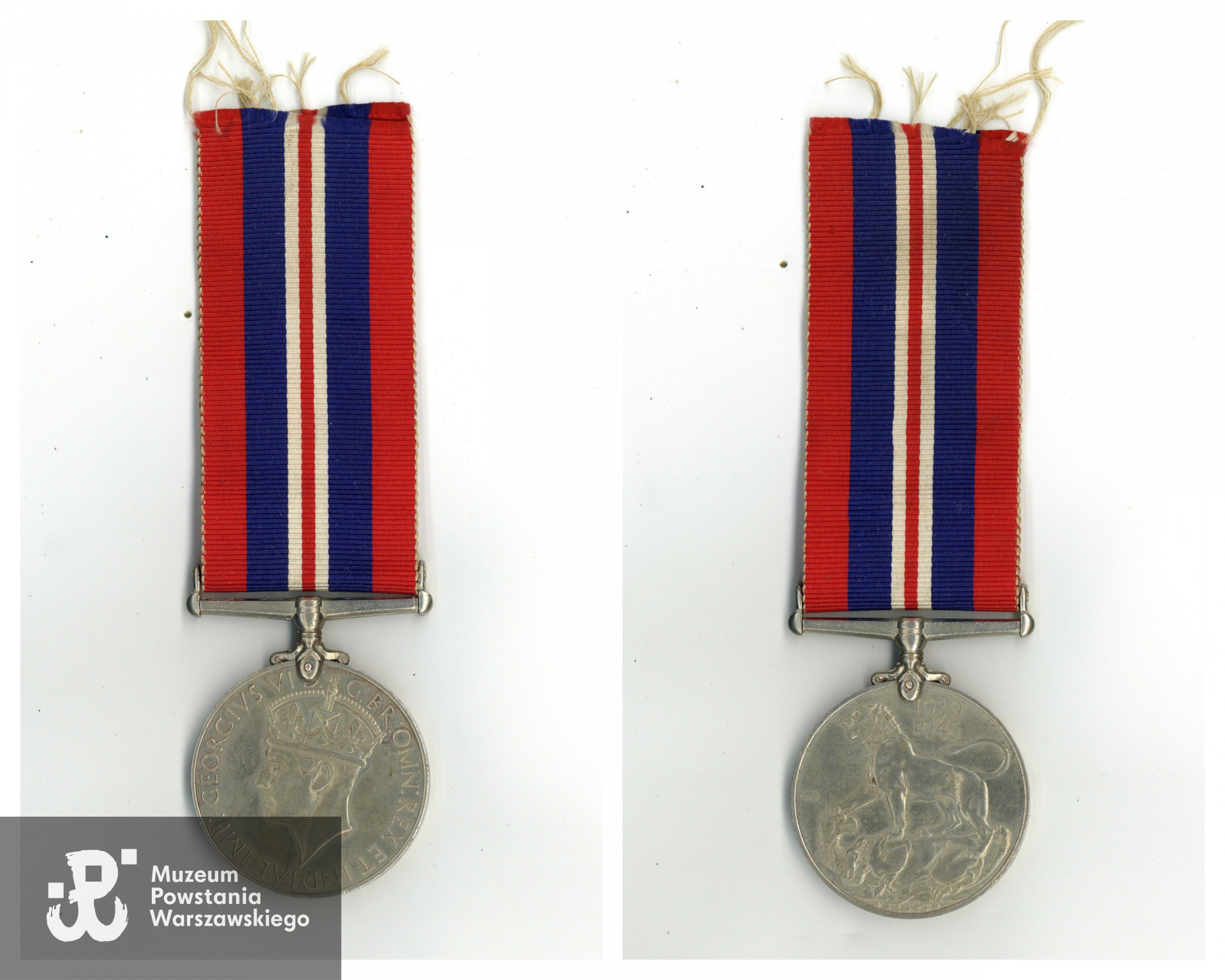 Należący do Czesława Małeckiego Medal za Wojnę 1939-1945 (ang. War Medal 1939-1945). Na awersie medalu umieszczony został lewy profil w koronie króla Jerzego VI z opisem "GEORGIVS VI D: BR: OMN: REX ET INDIAE IMP". Na rewersie widoczny lew stojący na ciele dwugłowego smoka. Na górze po prawej, w dwóch rzędach  daty 1939-1945. Medal zawieszony był na wstążce o szerokości 1,25 cala (32 mm) składającej się z 7 kolorowych pasów w kolorze czerwonym, granatowym i białym.