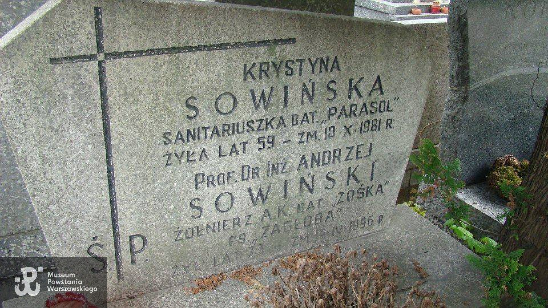 Powązki Wojskowe. kw. D 12, rząd  1, grób 25. Pochowana wraz z mężem, Andrzejem Sowińskim ps. "Zagłoba". Fot. p. Beata Trzcińska