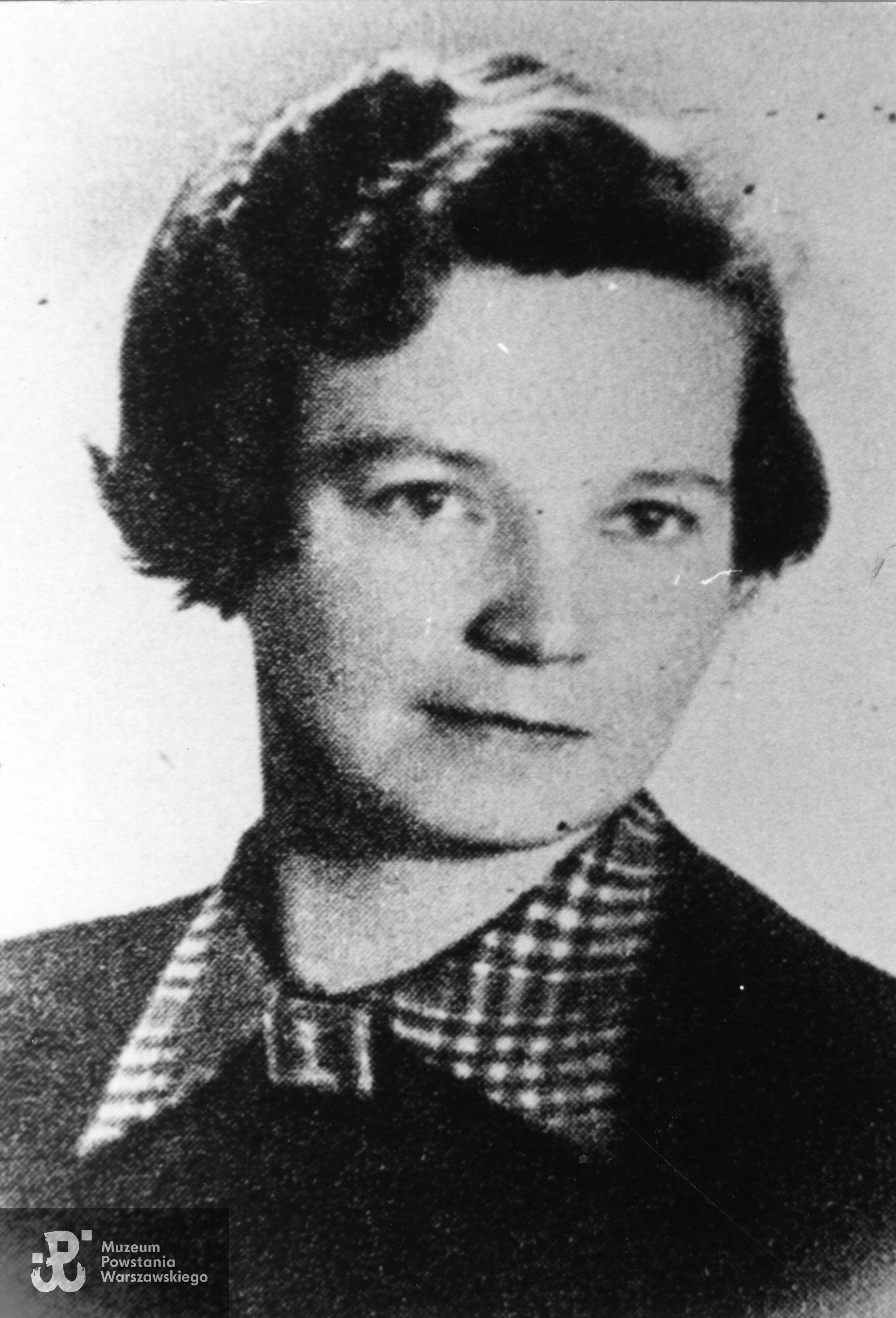 Helena Kwiatkowska "Rena-Pufka" (1915-1991) z oddziału "Dysk" grupa uniwersytecka - fotografia portretowa ze zbiorów Muzeum Powstania Warszawskiego, sygn. MPW-IH/116