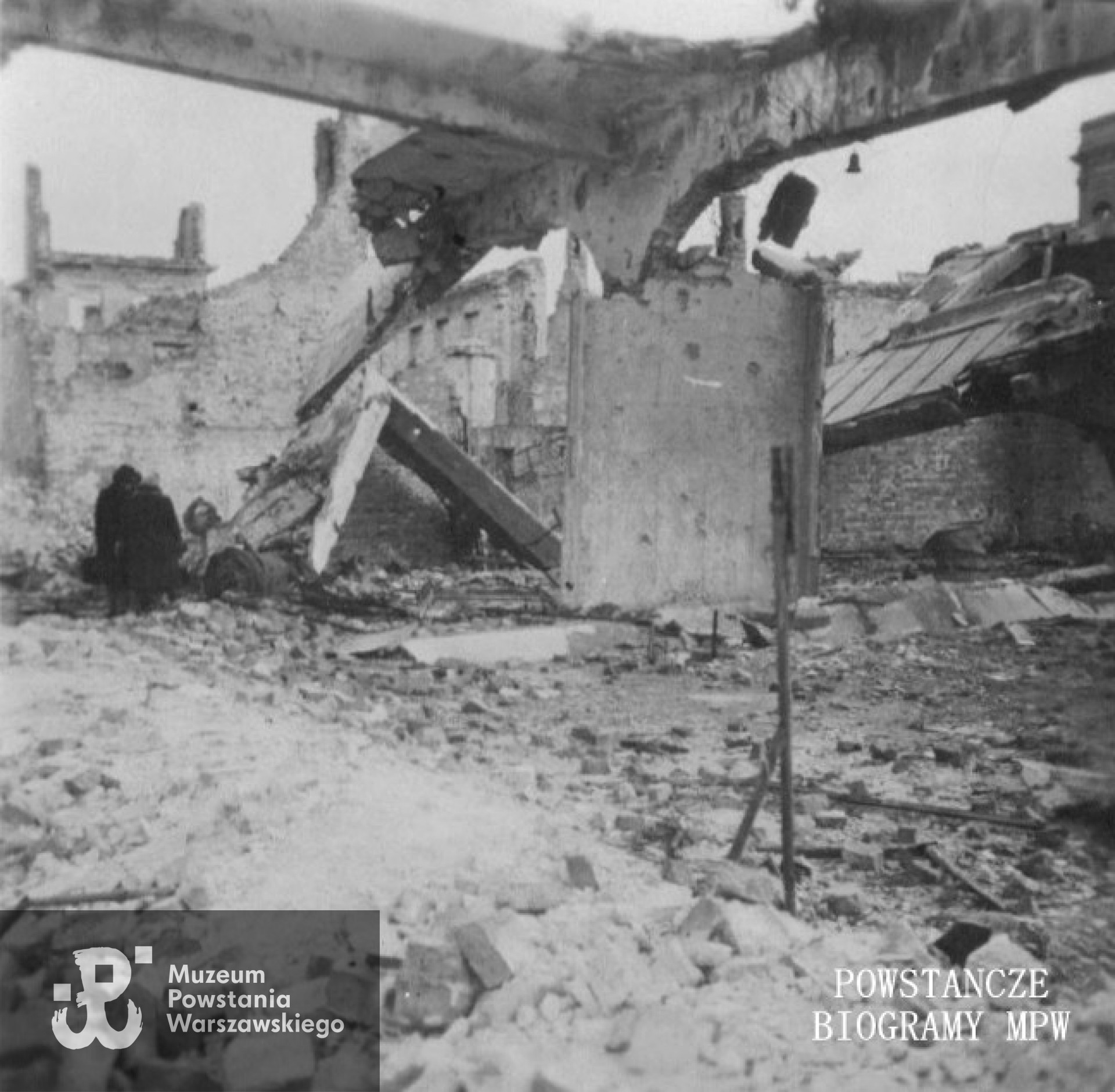 Ruiny fabryki Fiata przy ul. Sapieżyńskiej,  gdzie poległ Bronisław Wiśniewski ps. "Mucha". Fot. z archiwum rodzinnego Michała Jandy