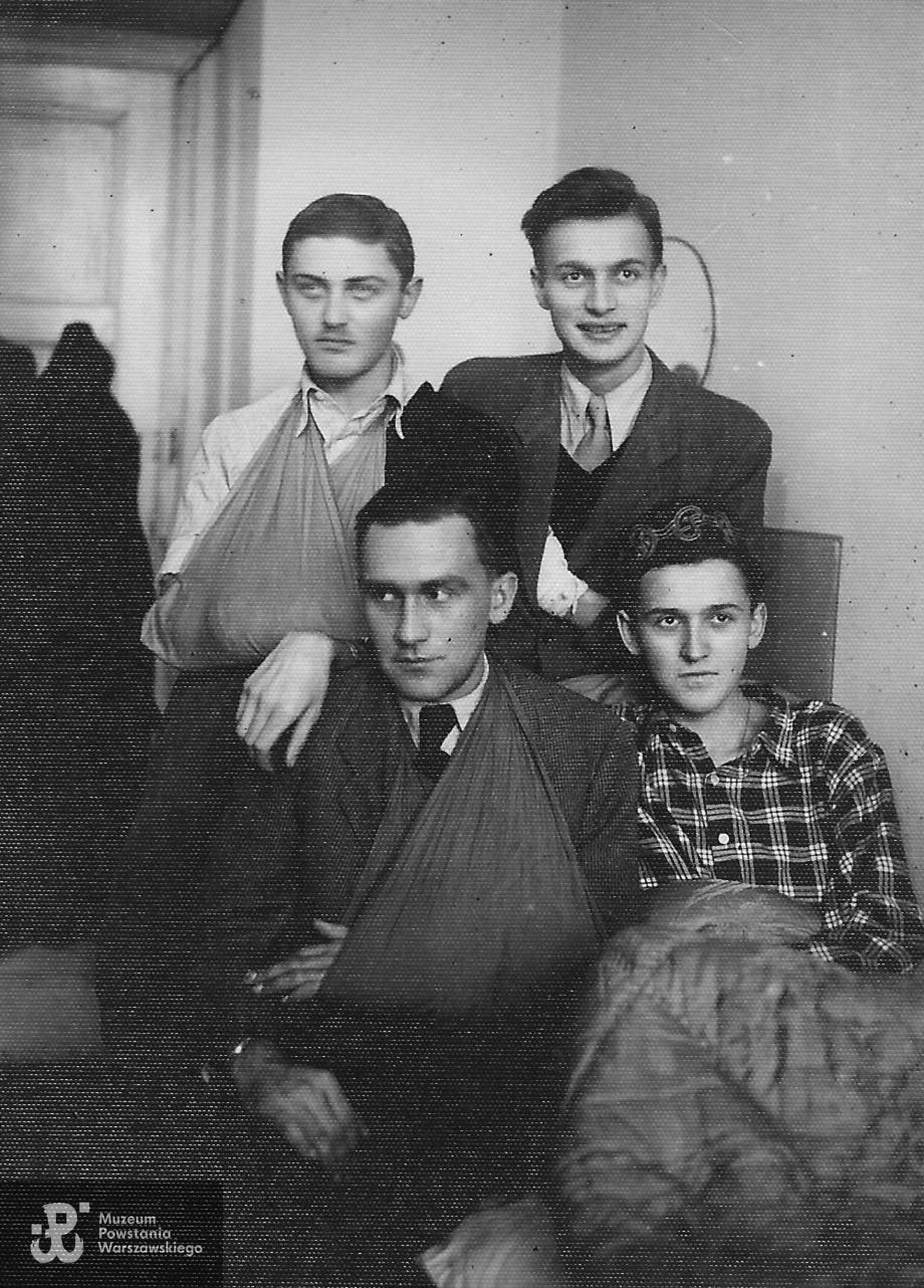 Fotografia wykonana po Powstaniu Warszawskim i ewakuacji do Krakowa, 1944 r.  Leon  Michalski  widoczny u dołu, po lewej. Ze zbiorów rodzinnych, skan udostępniła wnuczka Powstańca. 