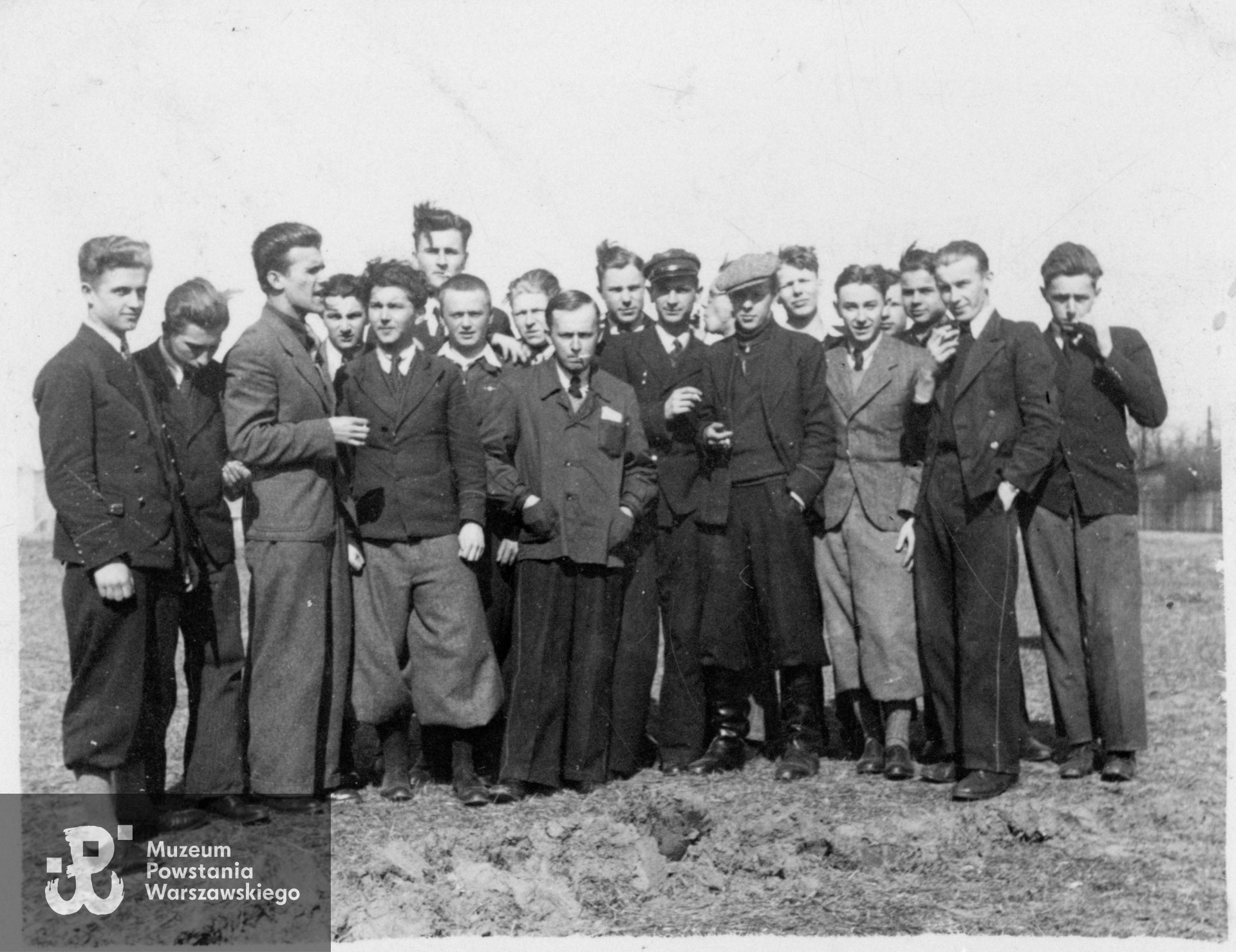 Fotografia z okresu okupacji niemieckiej wykonana w Pruszkowie około 1943 roku, przedstawiająca Tadeusza Chomentowskiego (na pierwszym planie w czapce) wraz z kolegami szkolnymi gimnazjum i liceum w Pruszkowie. Fot. ze zbiorów rodzinnych p. Elżbiety Kozikowskiej z d. Chomentowskiej, córki Powstańca. Skany wykonano w Muzeum Powstania Warszawskiego, 05/2023