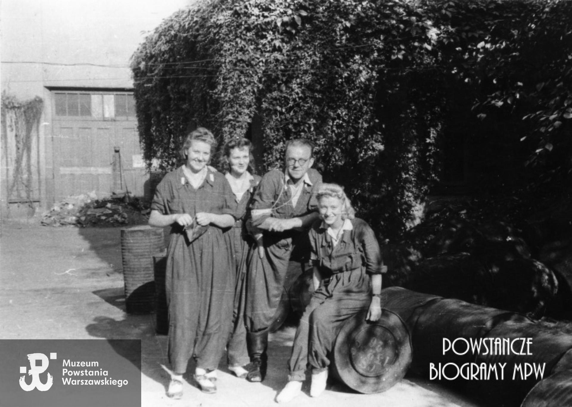 Fotografia z Powstania Warszawskiego. Śródmieście Południowe. Żołnierze 1. plutonu 3. kompanii "Redy" batalionu "Miłosz". Pośrodku ppor. Henryk Bigajski "Potocki". Fot. ze zbiorów Muzeum Powstania Warszawskiego, sygn.MPW-IH/2419