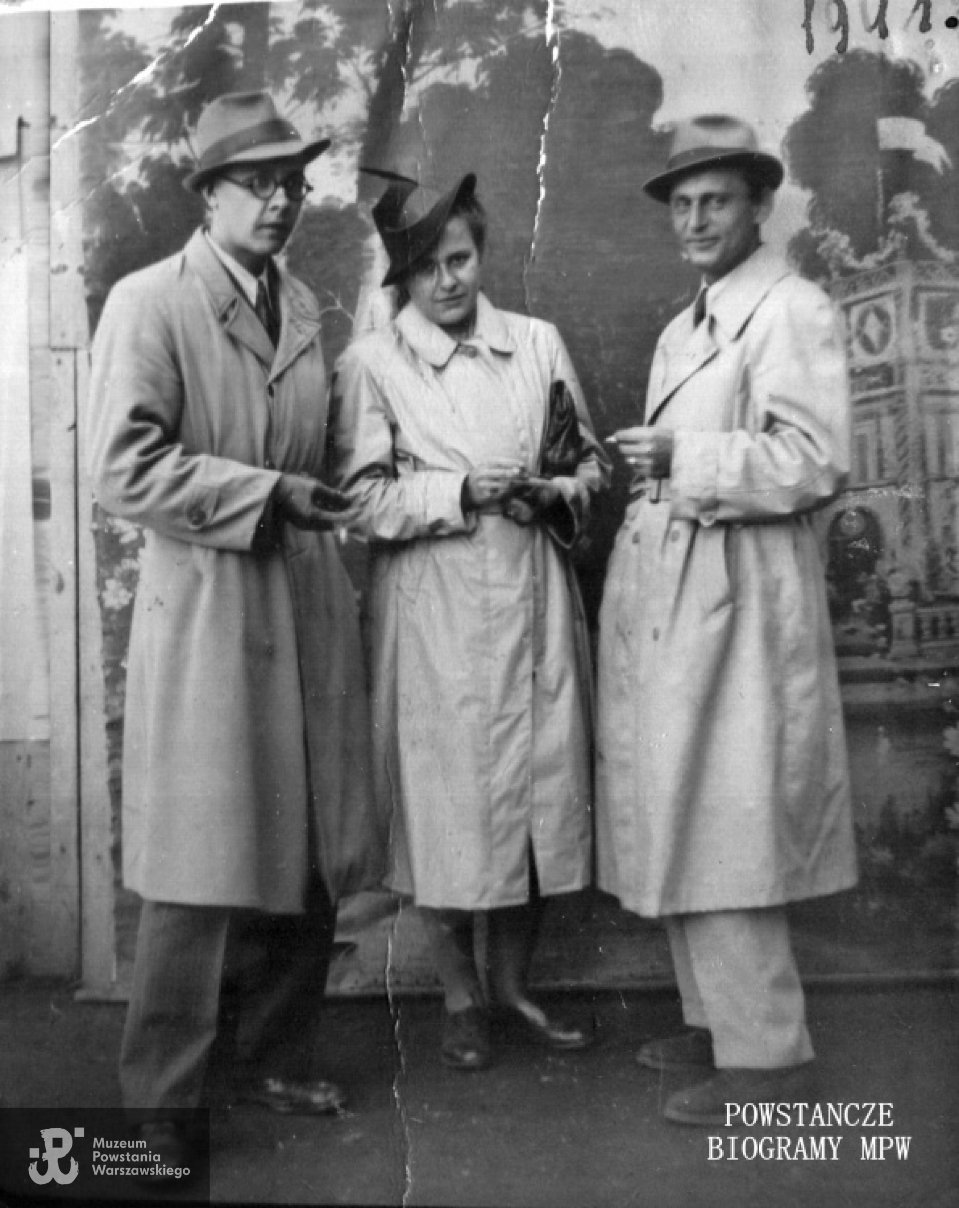 Warszawa - 1941 rok. Na zdjęciu od lewej : Edward Kolendo "Gryf",  w środku siostra Edwarda i żona Tadeusza - Jadwiga Towarnicka, obok Tadeusz Towarnicki "Naprawa". Fot. z archiwum rodzinnego Jadwigi Towarnickiej udostępnione przez Edytę Taraszkiewicz i Marcina Halickiego.