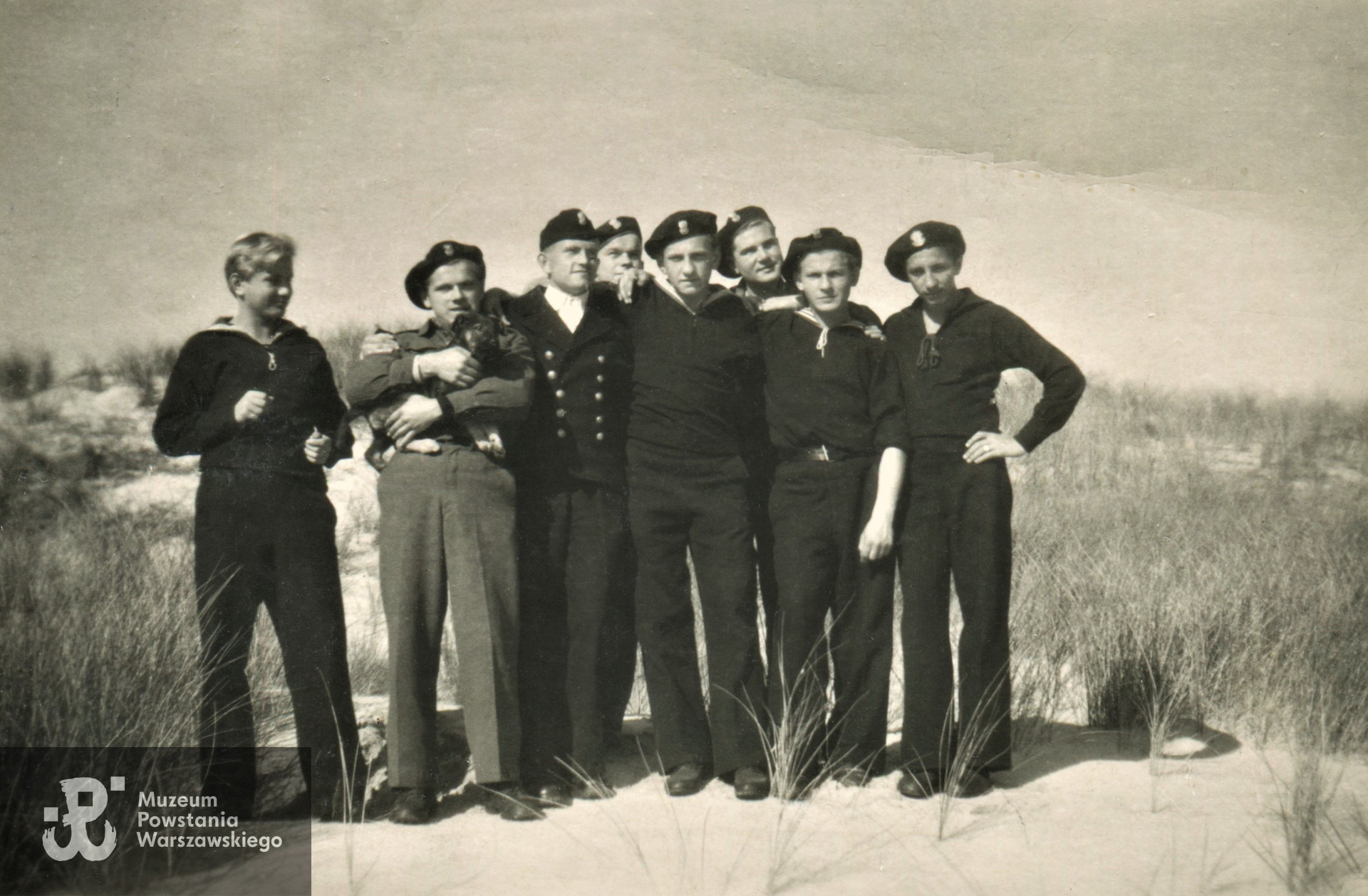 Zdjęcia grupowe wykonane na wyspie Sylt w 1945 roku. Jan Lucjan Kubiak "Żbik" stoi w pierwszym rzędzie, czwarty z lewej strony. Fot. ze zbiorów rodzinnych p. Tadeusza Kubiaka 
