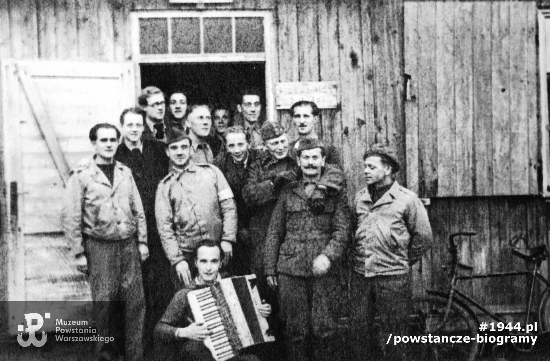 Józef Kuciak - zdjęcie wykonane w niewoli, na fotografii  widoczny z tyłu grupy, w okularach. Fot. z archiwum rodzinnego udostępniła p. Iwona Ewa Kirejczyk 