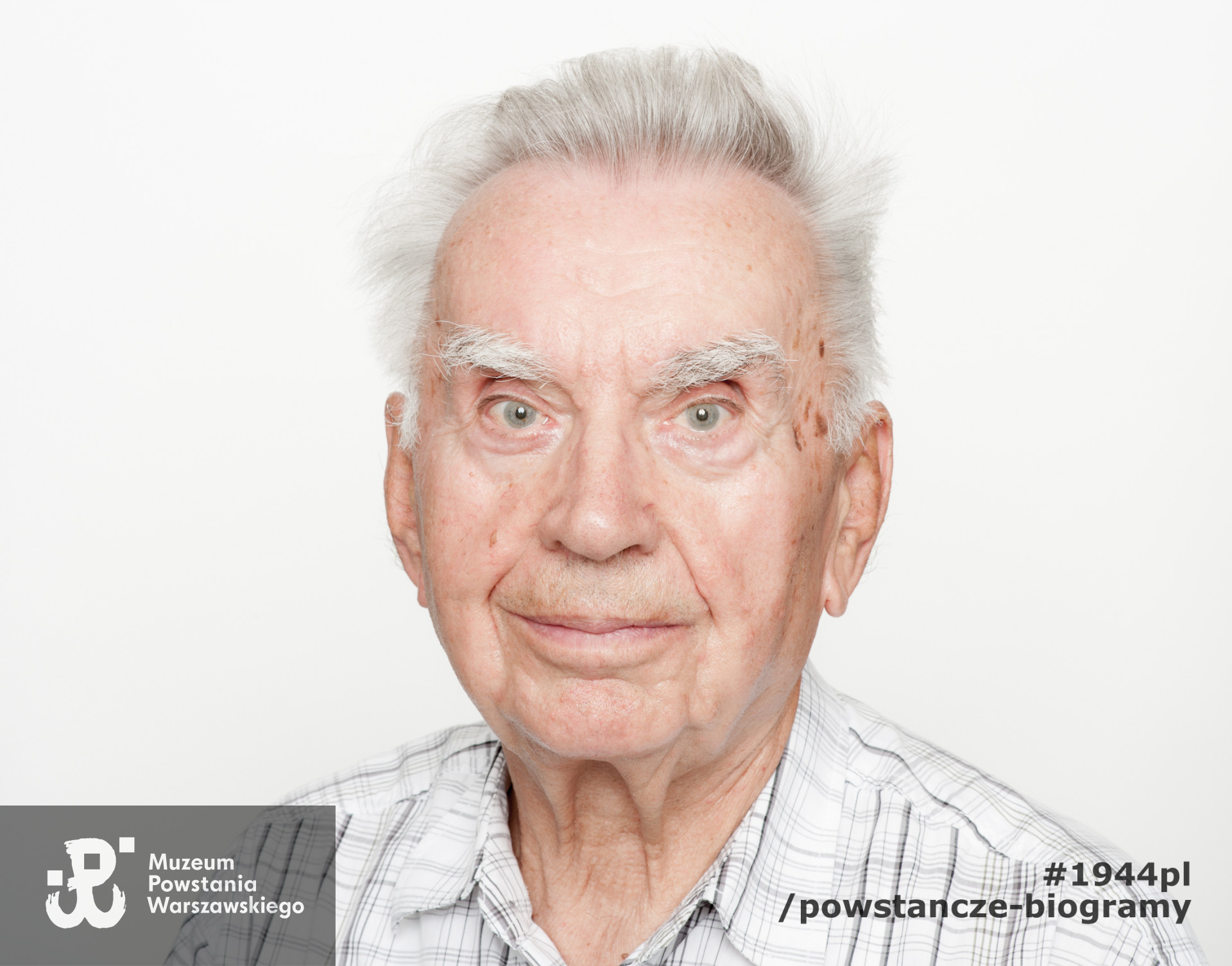 Janusz Maksymowicz „Janosz”. Zdjęcie z serii portretów Powstańców Warszawskich wykonanych w ramach projektu "1944/70/2014" realizowanego przez grupę WWPHOTO dla uczczenia 70. rocznicy wybuchu Powstania Warszawskiego. Muzeum Powstania Warszawskiego, 22.07-04.08 2013.