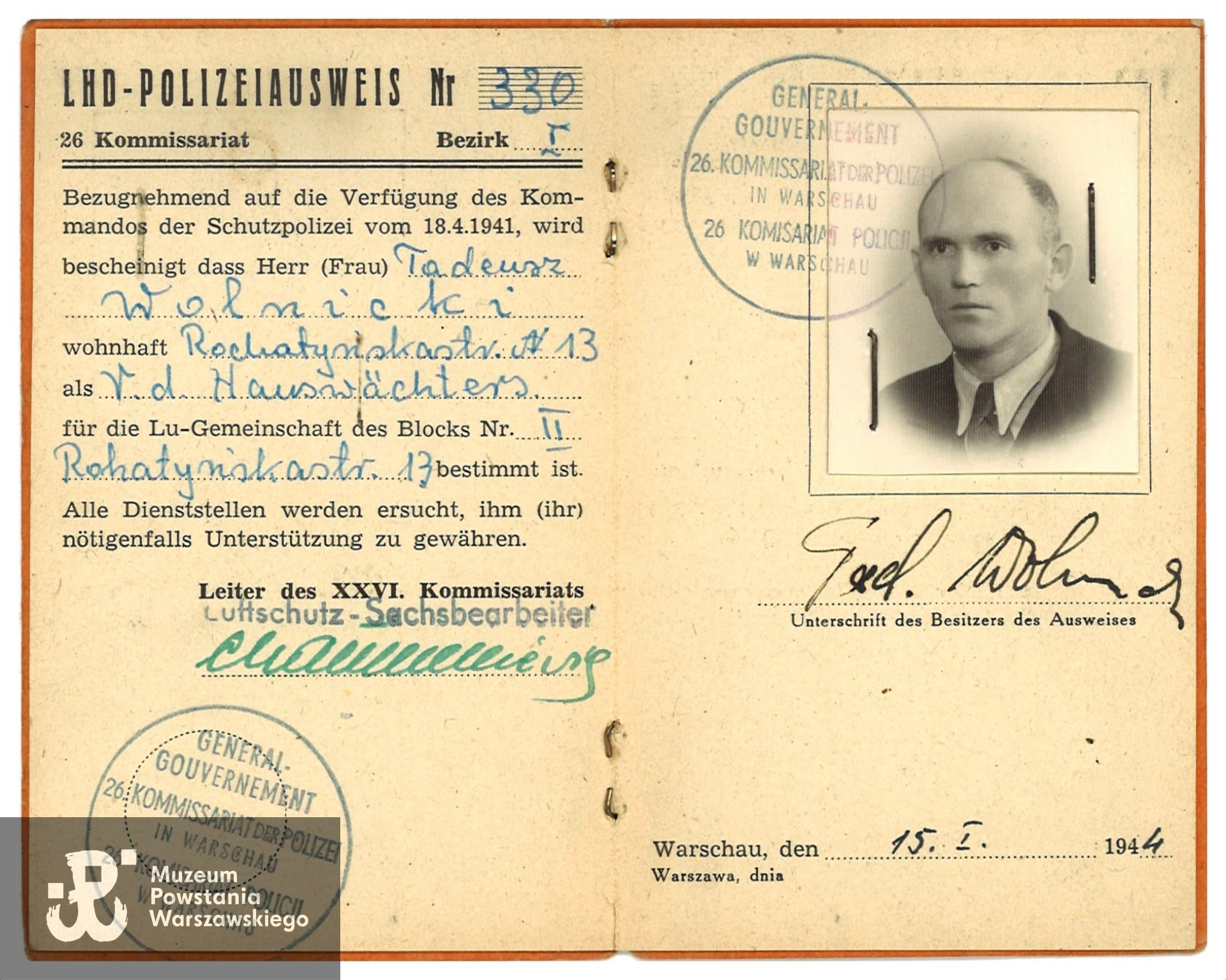 Dokument  wystawiony 15.01.1944 roku przez 26. Komisariat Policji w Warszawie - zaświadczenie/legitymacja nr 330 LHD  (Służby Pomocniczej Obrony Przeciwlotniczej - Luftschutzdienst, Lufthilfdienst, LHD). Ze zbiorów rodzinnych p. Zbigniewa Grzegorza Wolnickiego, syna Powstańca, skan udostępniła dr Katarzyna Wolnicka, wnuczka (2024)