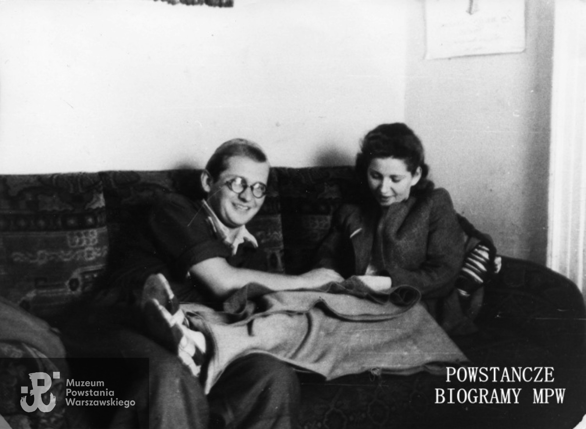 Fotografia z Powstania Warszawskiego. Śródmieście Południowe. Plut. pchor. Lech Pudłowski "Leszek", żołnierz 1. plutonu "Kłosa" 3. kompanii "Redy" batalionu "Miłosz" i łączniczka NN. Fotografia zrobiona w mieszkaniu prywatnym. Ze zbiorów Muzeum Powstania Warszawskiego, sygn. MPW-IP/7963