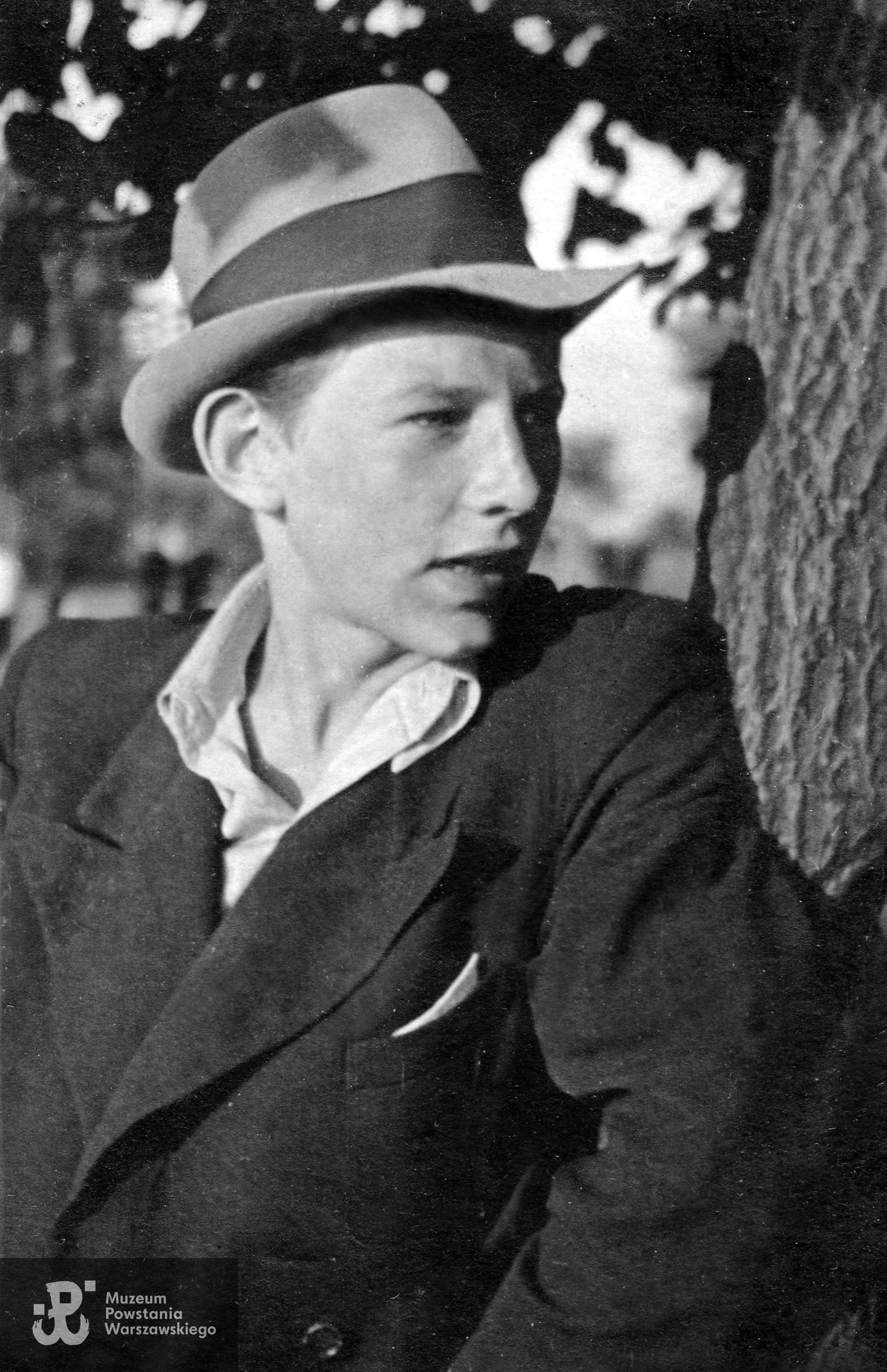 Ryszard Kniaź, okres okupacji niemieckiej, 1941 rok. Fot. z archiwum rodzinnego p. Ryszarda Kniazia. Skan wykonano w Muzeum Powstania Warszawskiego/Dział Kombatanta