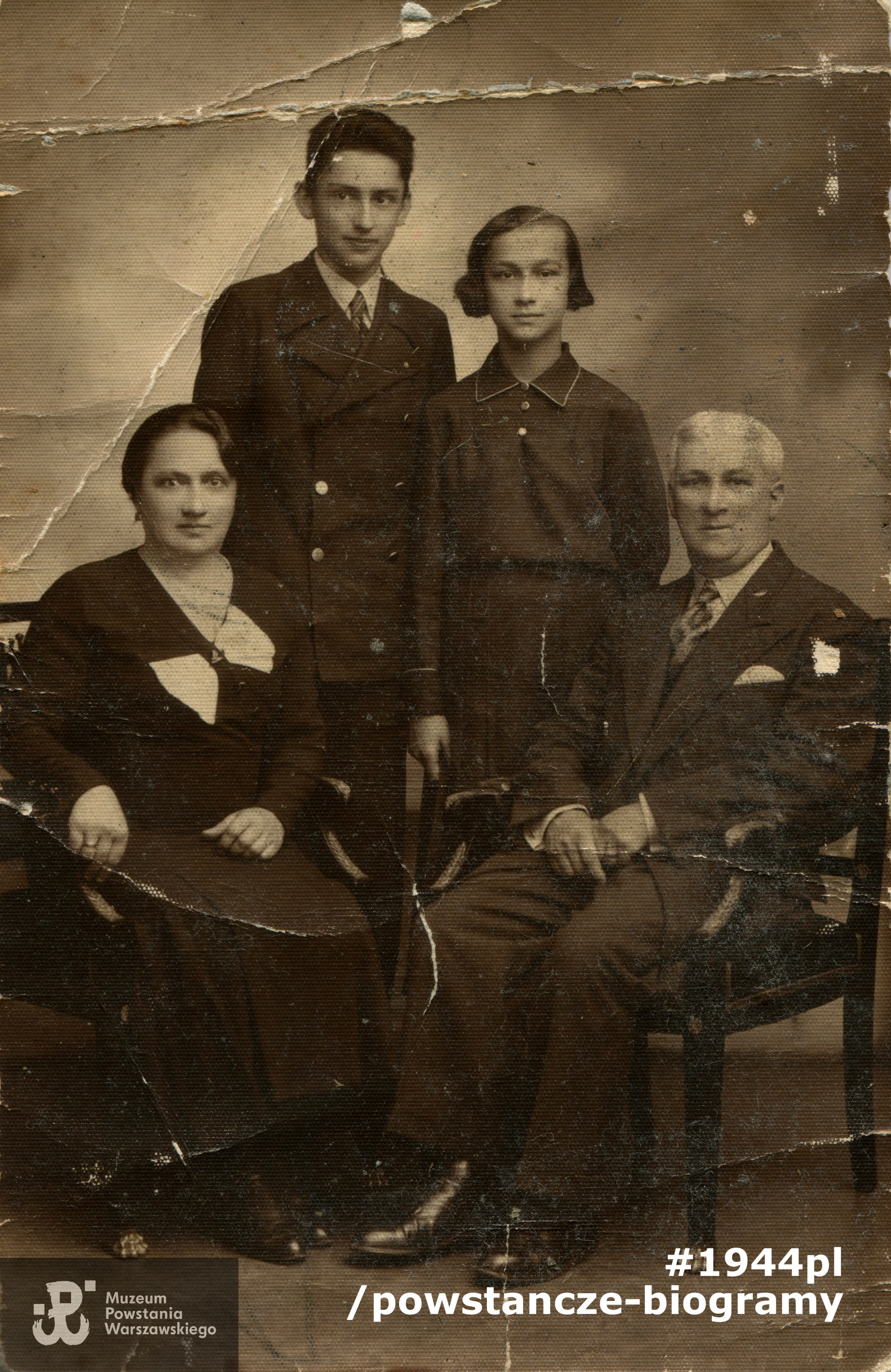 Zofia Słowikowska stojąca z bratem Tadeuszem i rodzicami - matką  Kazimirą Janiną z Kwiatkowskich i ojcem Saturninem Słowikowskim. Fotografia ze zbiorów rodzinnych p. Zofii Bogdan z d domu Słowikowskiej