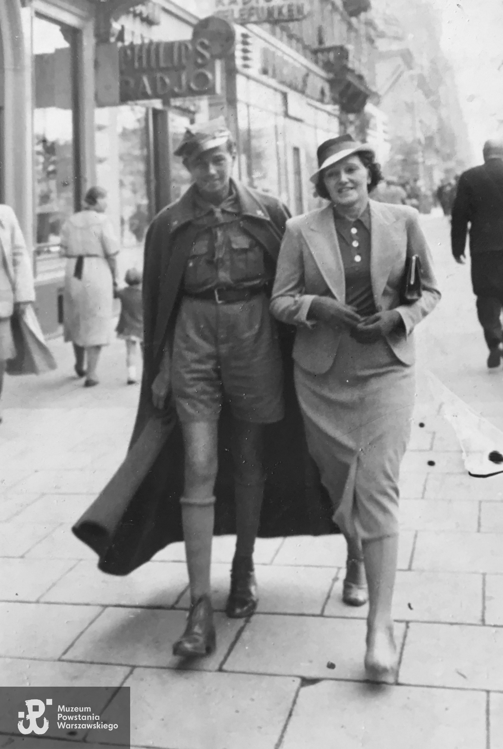 Fotografia przedwojenna. Lech Piontek "Wiktor" w Warszawie  z matką, Henryką z Nakwaskich Piontek. Fot. ze zbiorów rodzinnych, udostępniła p. Małgorzata Polańska