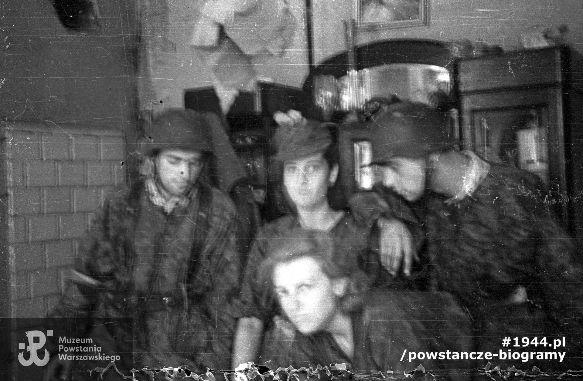 Fotografia z Powstania Warszawskiego. Żołnierze kompanii "Anna" Batalionu "Gustaw" w mieszkaniu przy ulicy Ślepej. Od lewej: kpr. Jerzy Sikorski "Sixton", sanitariuszki Wanda Bagniewska "Wanda" i Danuta Magreczyńska "Danka", ppor. Jerzy Siwiec "Jur". Fot. ze zbiorów Muzeum Powstania Warszawskiego, sygn. MPW-IN/3247