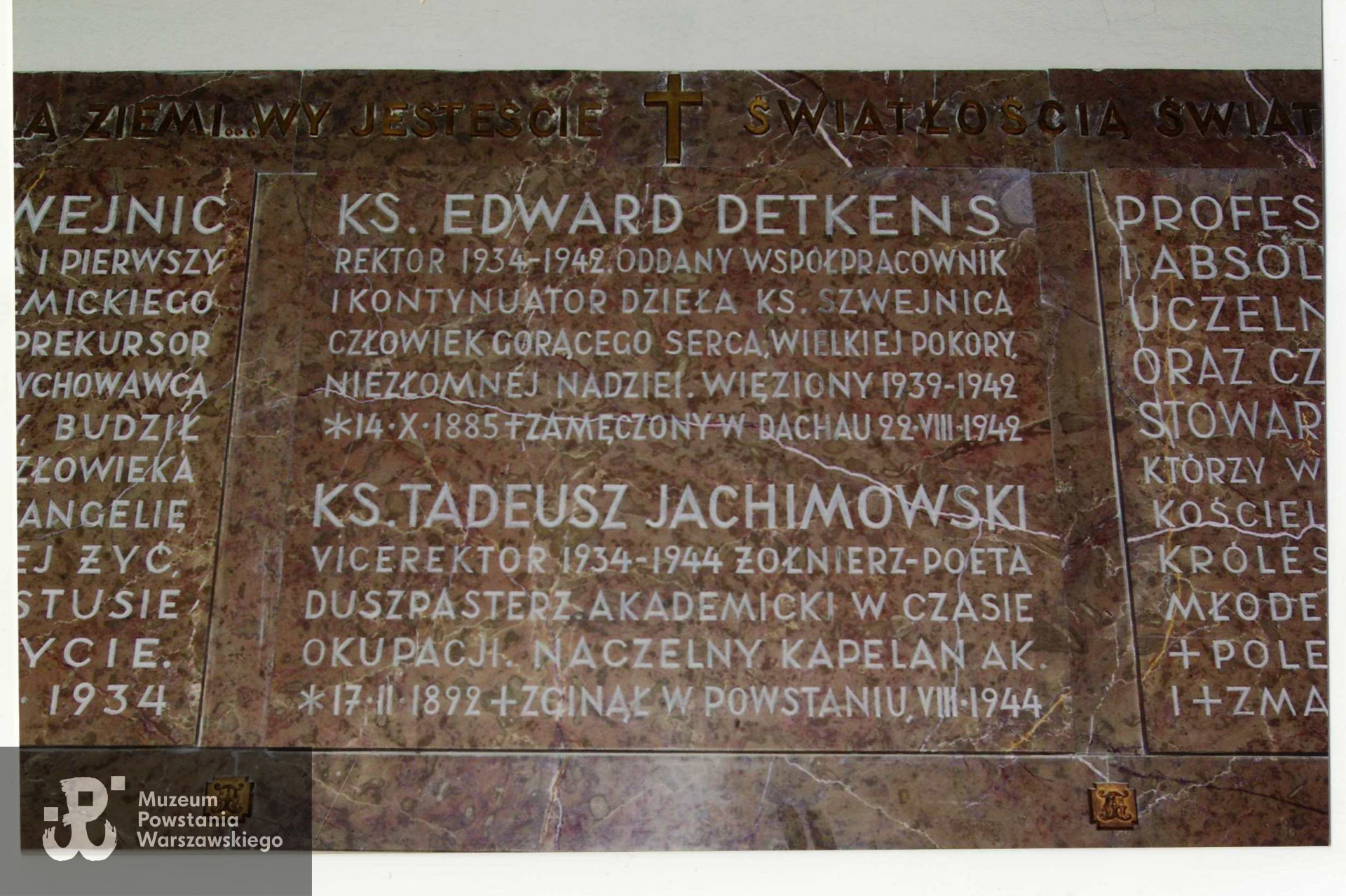 Tablica pamiątkowa poświęcona poległym kapłanom. Kościół św. Anny w Warszawie przy Krakowskim Przedmieściu 68. Z archiwum Wiesława Kowalczewskiego.