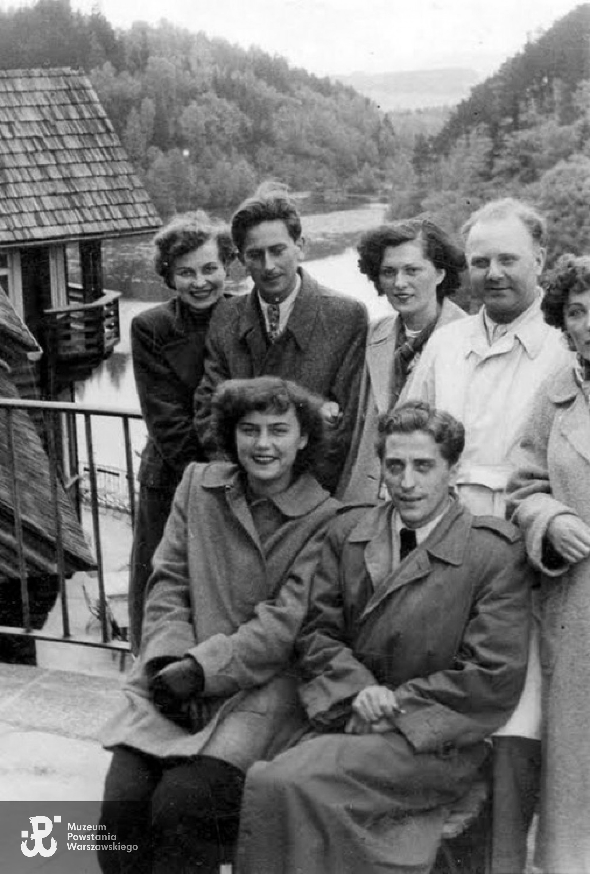 Pierwszy od prawej Zdzisław Łęcki (siedzi) za nim, stojący drugi od lewej Kazimierz Rutkowski. Ze zbiorów Andrzeja Łęckiego/Archiwum 2. HBAP "Żbik"