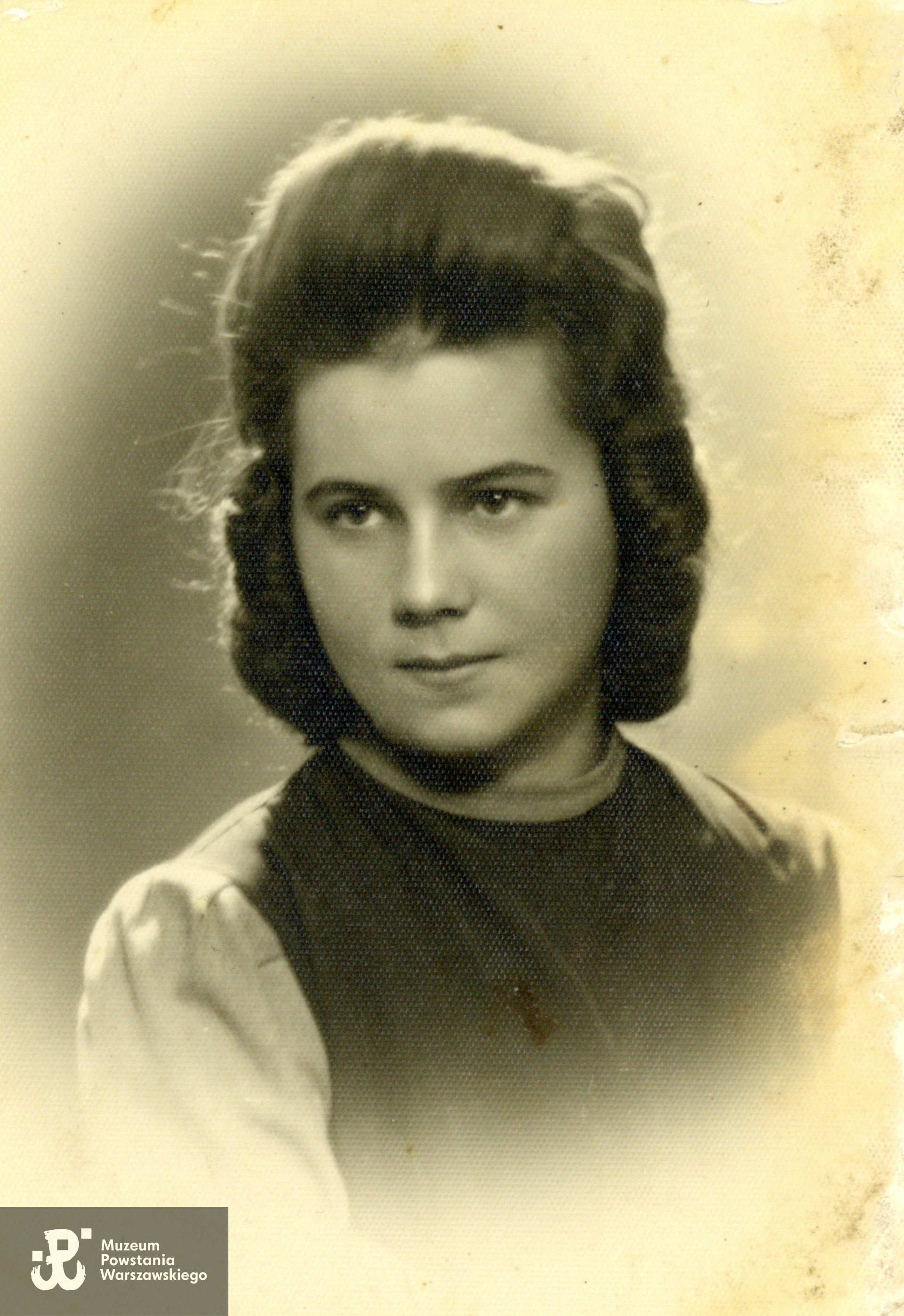 Lucyna Lubańska "Lucynuszka" (1926-1986). Fotografia portretowa z 1943 roku, na rewersie dedykacja dla brata. Ze zbiorów Muzeum Powstania Warszawskiego, P/10053/25, dar p. Marii Burowskiej, córki