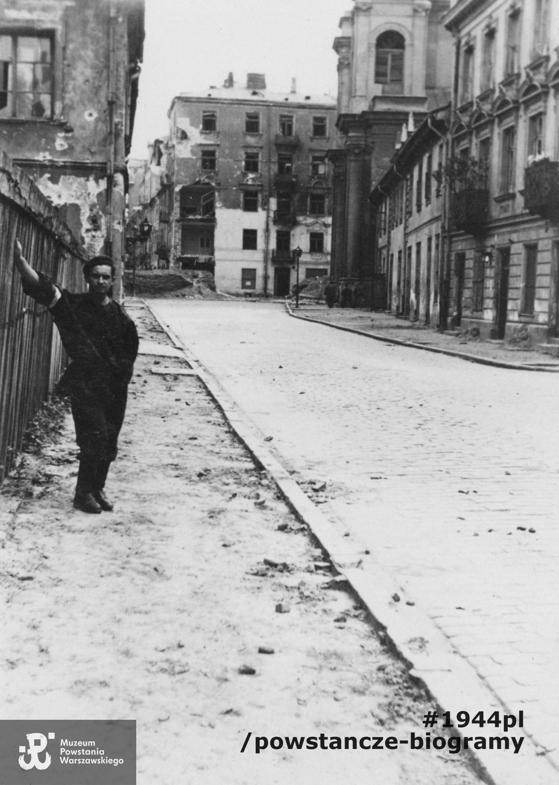 Fotografia wykonana w trakcie Powstania Warszawskiego, ul. Zakroczymska, ujęcie w kierunku ulicy Franciszkańskiej. W tle widoczny po prawej stronie kościół  OO. Franciszkanów przy  ul. Zakroczymskiej 1. Fot. ze zbiorów Muzeum Powstania Warszawskiego, sygn. P/9079, dar p. Krzysztofa Jaworskiego