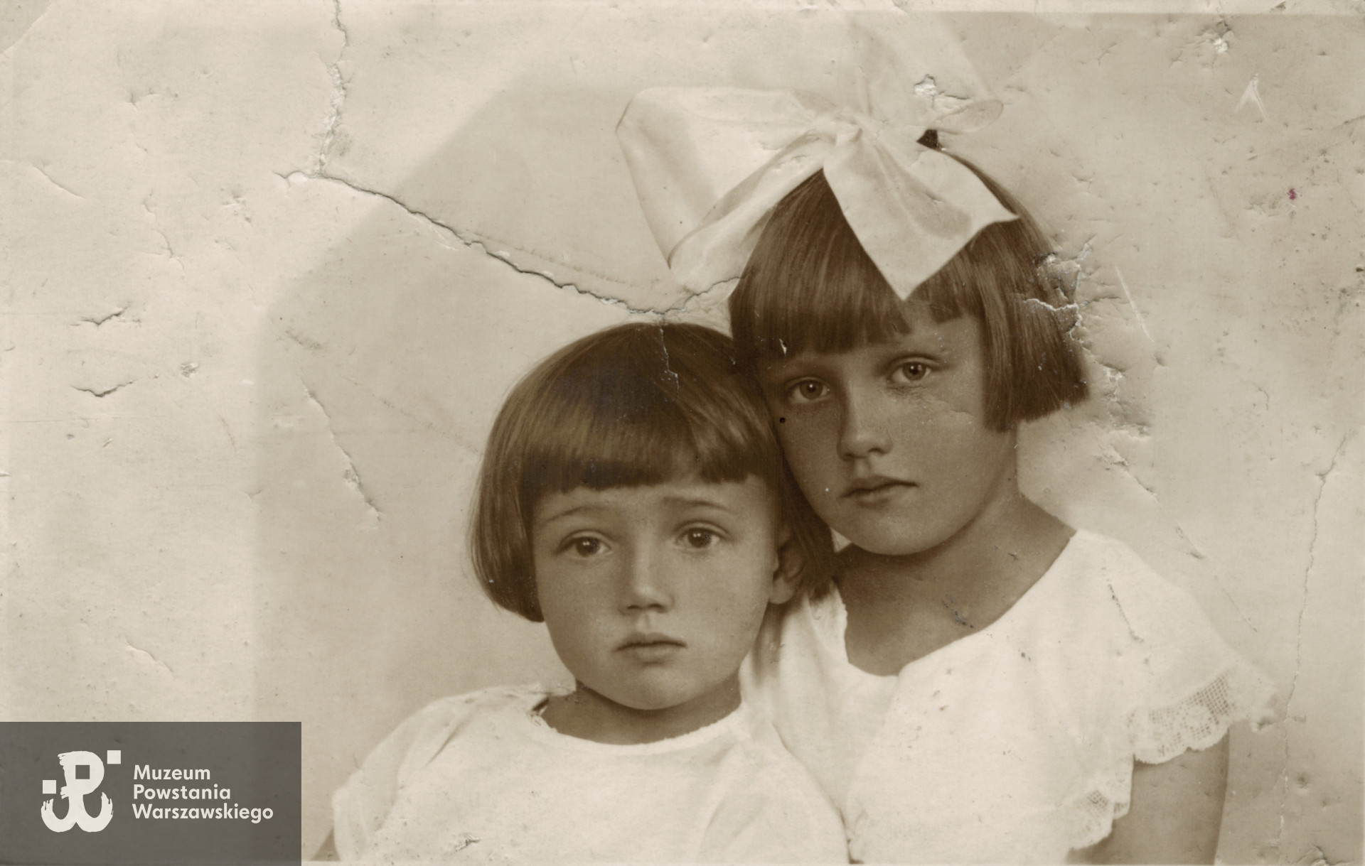 Stefan Medwadowski  ze starszą siostrą Wandą Medwadowską, późniejszą Maciejewską. Fot. ze zbiorów rodzinnych, skan udostępniła p. Anna Jedynak, siostrzenica Powstańca