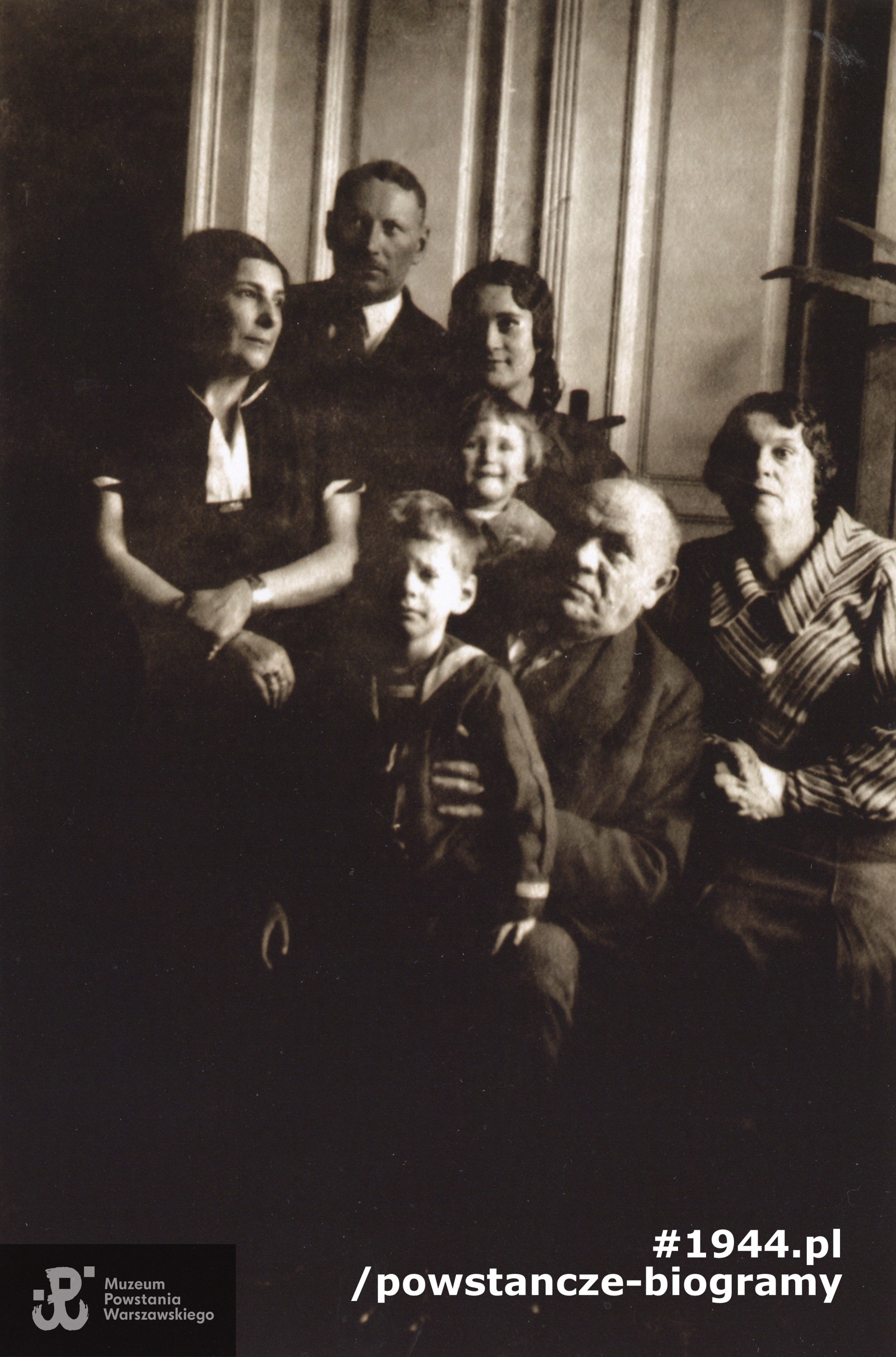 Fotografia rodzinna, Helena i Józef Kotarbowie z dziećmi i teściami. Fot. z archiwum rodzinnego córki, p. Hanny Frytowej z domu Kotarba