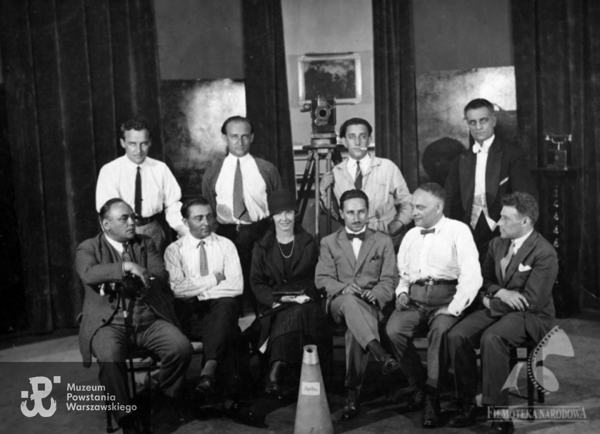 Igo Sym, Wiktor Biegański, Michał Waszyński, Lech Owron, Henryk Vlassak i Antoni Wawrzyniak na planie filmu „Wampiry Warszawy. Tajemnica taksówki nr 1051",<i> źródło: Fototeka Filmoteki Narodowej</i>