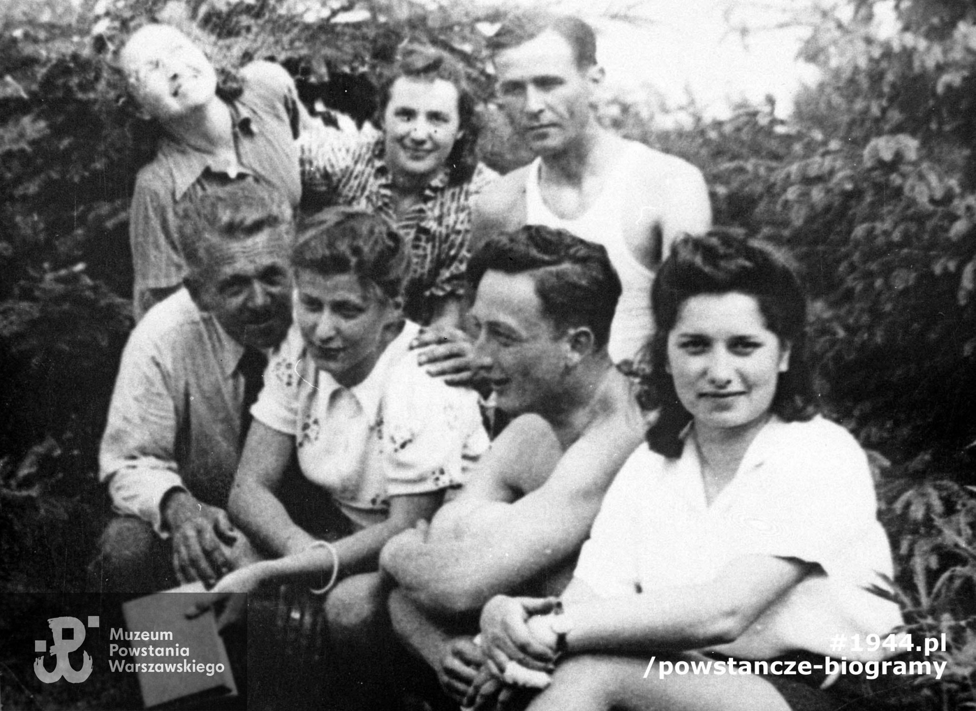 Fotografia z okresu okupacji. Grupa żołnierzy pułku "Baszta". Drugi z prawej w pierwszym rzędzie plut. pchor. Kazimierz Grott "Sęp". Pierwszy z prawej w drugim rzędzie por. Zbigniew Hecold "Zbójnik", dowódca kompanii O 1, który zginał 1 sierpnia 1944 w ataku na Fort Mokotowski. Fot. ze zbiorów Muzeum Powstania Warszawskiego, sygn. MPW-IH/1113