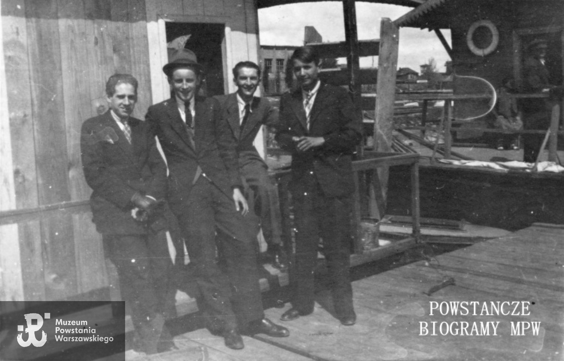 Fotografia z okresu okupacji niemieckiej. Wypożyczalnia kajaków po stronie Saskiej Kępy. Od lewej: NN, Leszek Szymańczyk, Aleksander Kamiński, Tadeusz Blejarski. MPW-IP/5239