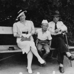 Zdjęcie wykonane około roku 1938. Czesław z rodzicami  - Marią i Józefem Konickimi.  Fot. Marta Konicki - archiwum rodzinne.
