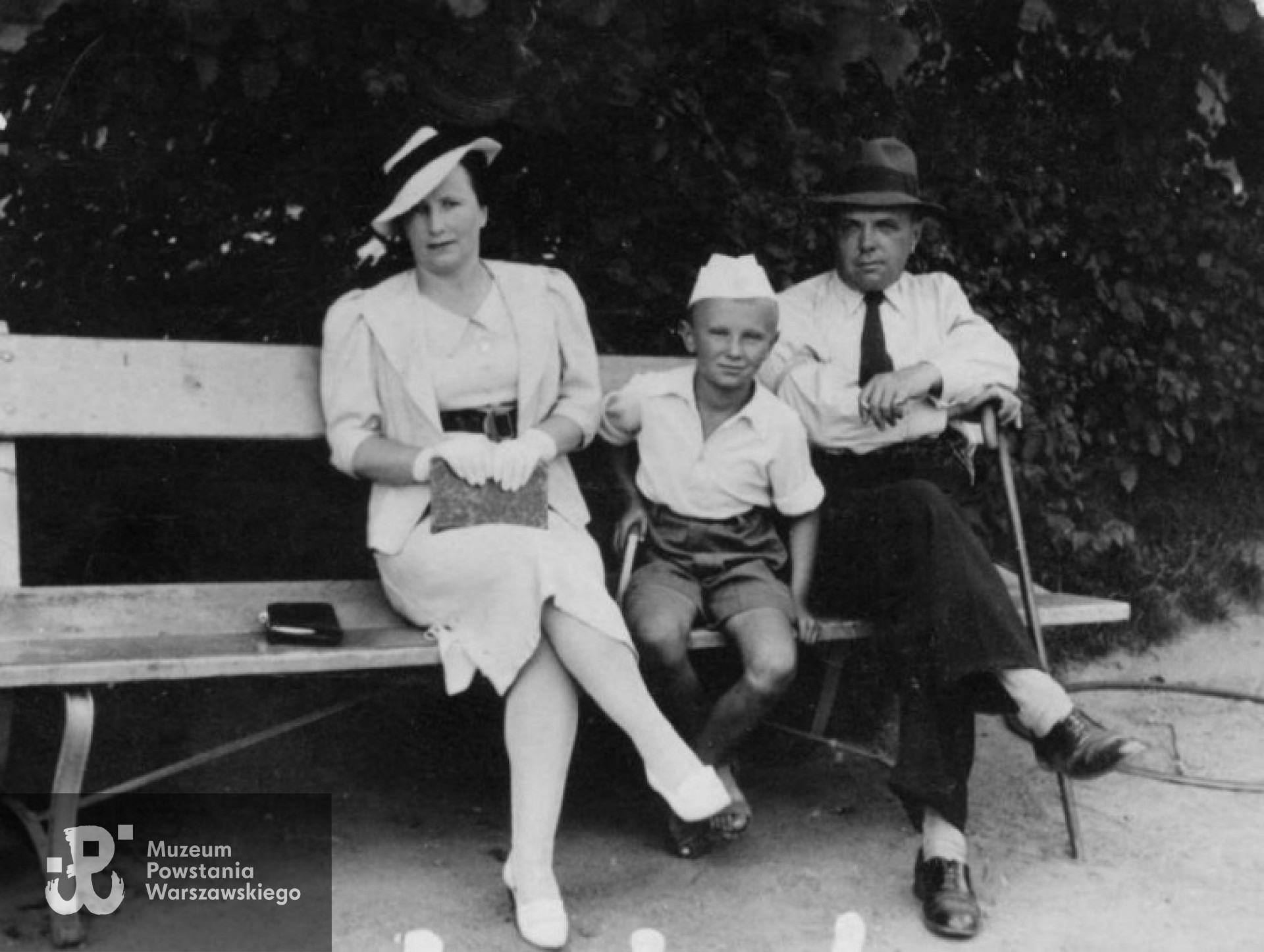 Zdjęcie wykonane około roku 1938. Czesław z rodzicami  - Marią i Józefem Konickimi.  Fot. Marta Konicki - archiwum rodzinne.