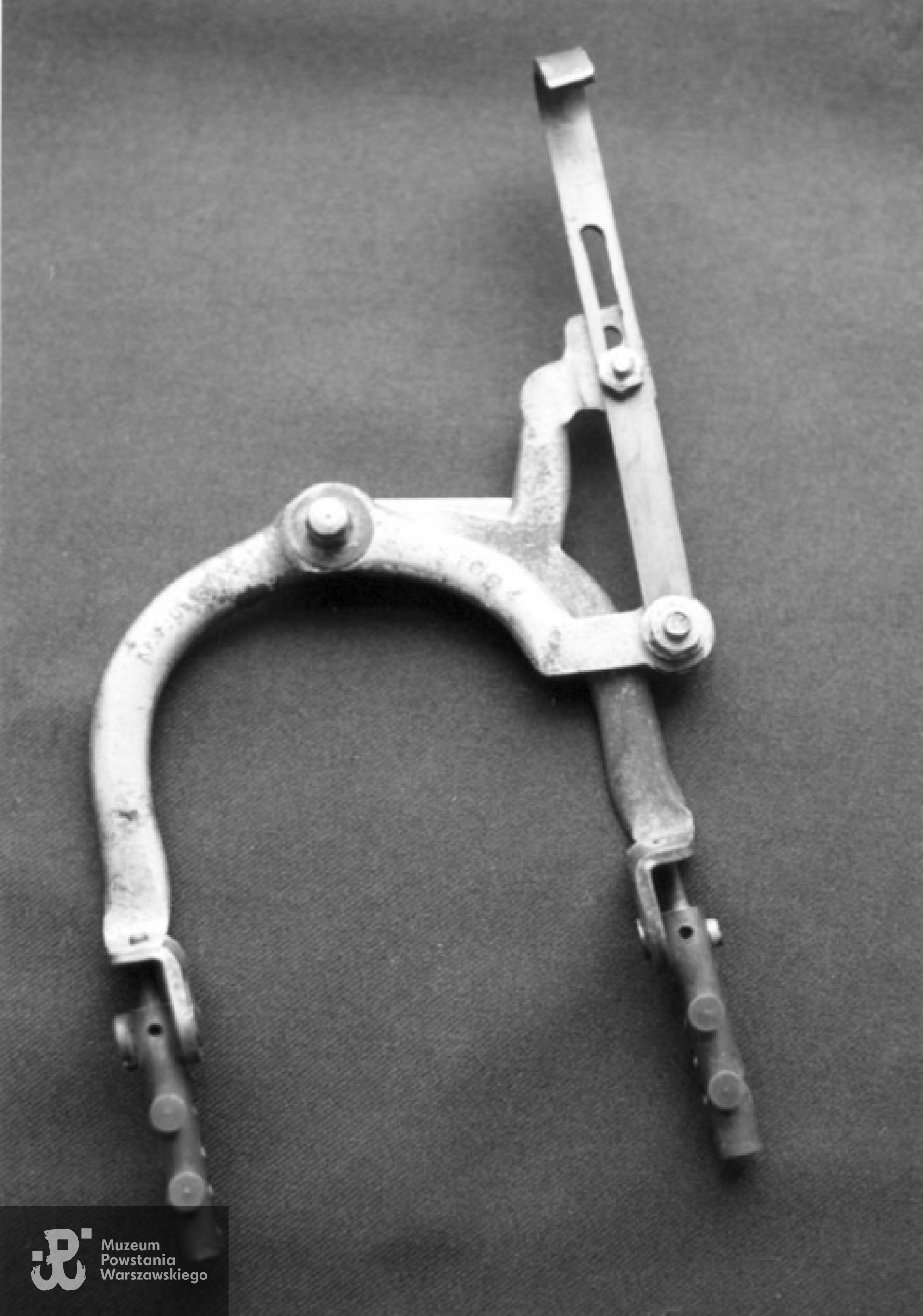 Wyciąg zaimprowizowany z hamulca rowerowego używany w czasie Powstania w szpitalu AK No 104 w Forcie Sokolnickiego w Parku Żeromskiego na Żoliborzu. Wyciąg został ukryty po kapitulacji przez ppor. Włodzimierza Głuchowskiego w Forcie Sokolnickiego i wydobyty po wojnie z ukrycia. Obecnie znajduje się w Instytucie Polskim i Muzeum im. gen. Władysława Sikorskiego w Londynie.