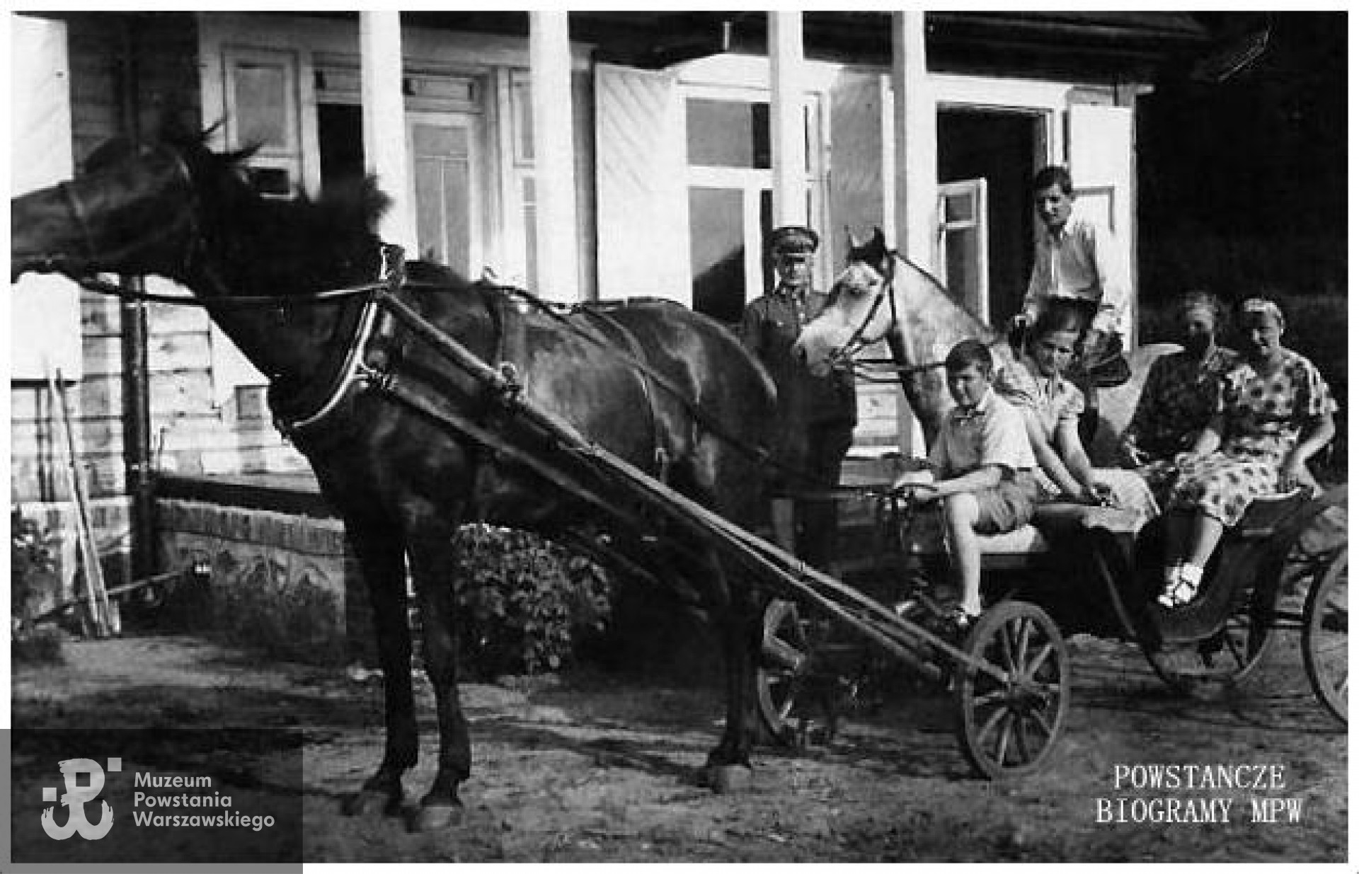 Folwark „Hamernia” niedaleko Niemenczyna nad Wilią,1938 r. Na odwrocie zdjęcia opis „ Wyjazd do Orwidowa Kościałkowskich, na koniu Olek, na koźle Mruczek, z tyłu ja  [Wanda z Pohoskach Kaczkowska - przyp. PB] i ciotka Kościałkowska”.  Fot. z archiwum rodzinnego Józefa Kaczkowskiego