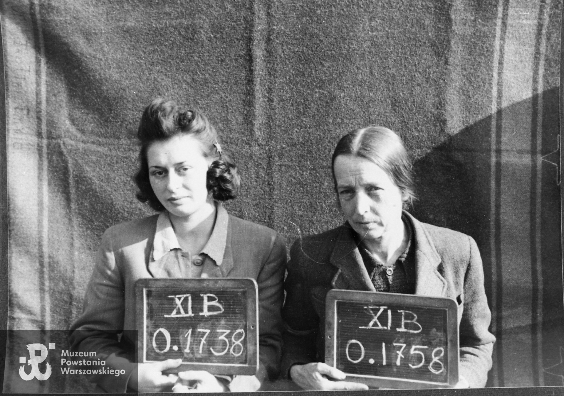 Fotografia z obozu jenieckiego XI B w Fallingbostel. Po lewej z  numerem jenieckim 0.1738 plut. Irena Bednarek "Mama Irena", obok  por. Aniela Kuksz "Przystań, Ela", numer jeńca 0.1758. Fot. ze zbiorów Muzeum Powstania Warszawskiego, sygn. MPW-IH/4687